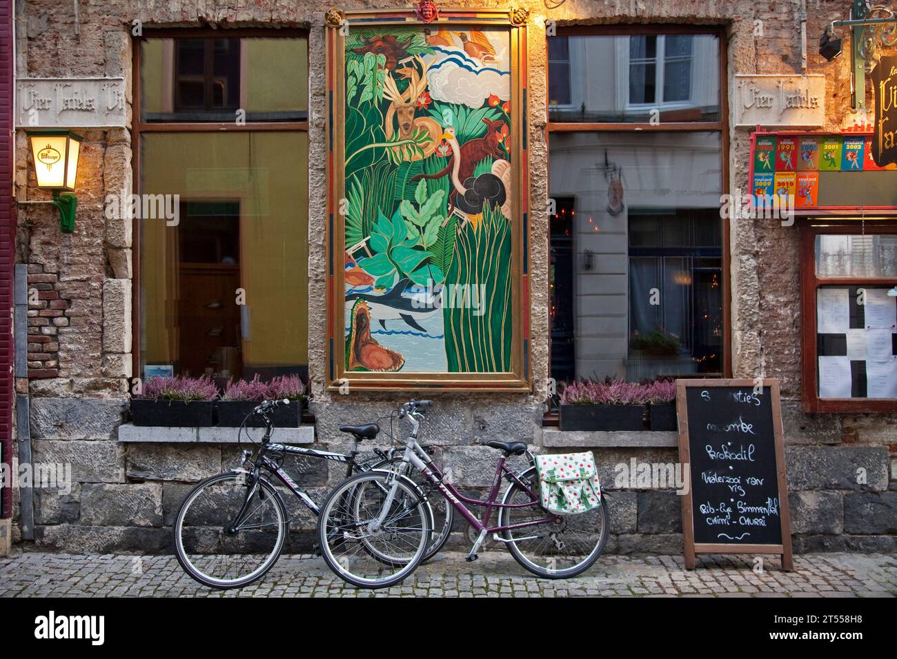 Deux vélos garés près du restaurant Vier Tafels dans le quartier Patershol de Gand Banque D'Images