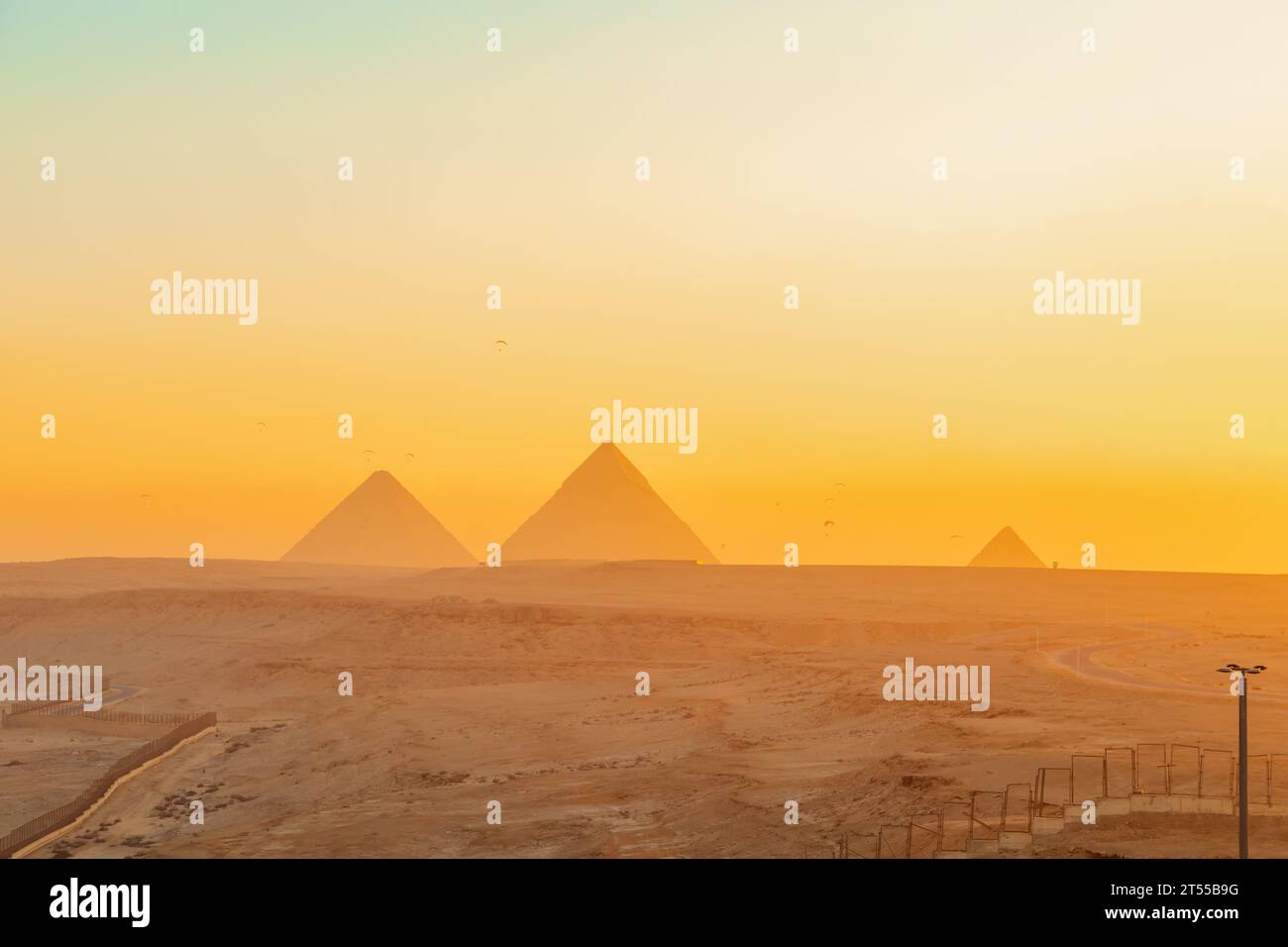 Les grandes Pyramides d'Egypte à l'aube. Paysage désertique, la seule merveille survivante du monde. Parapente au-dessus des pyramides. Banque D'Images