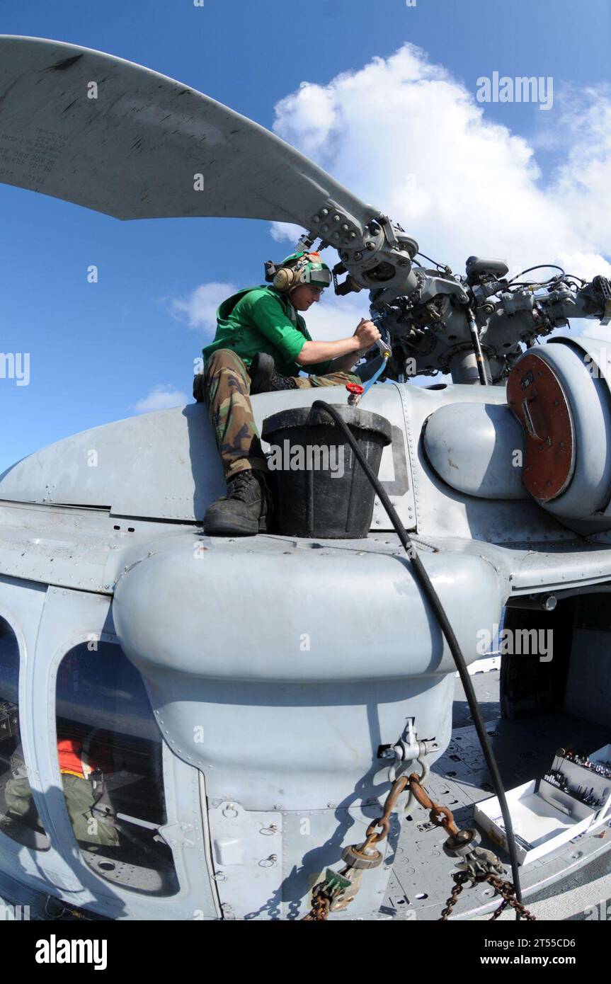 Hélicoptère Sea combat Squadron 28, HSC-28, maintenance, MH-60S, marine, People, Sea Hawk, US Navy, USS Wasp (LHD 1) Banque D'Images