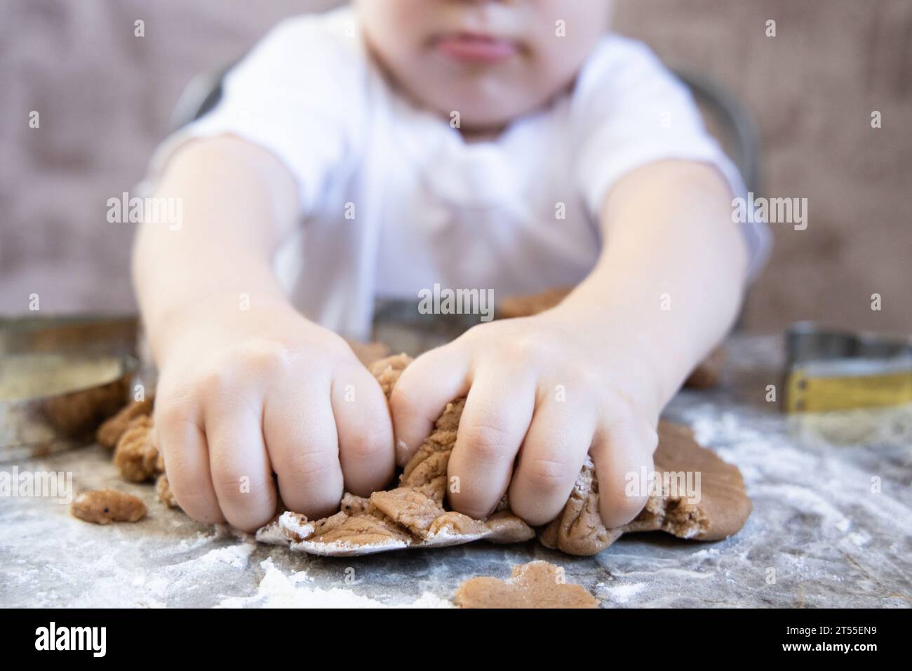Un petit garçon fait des biscuits au gingembre dans la cuisine Banque D'Images