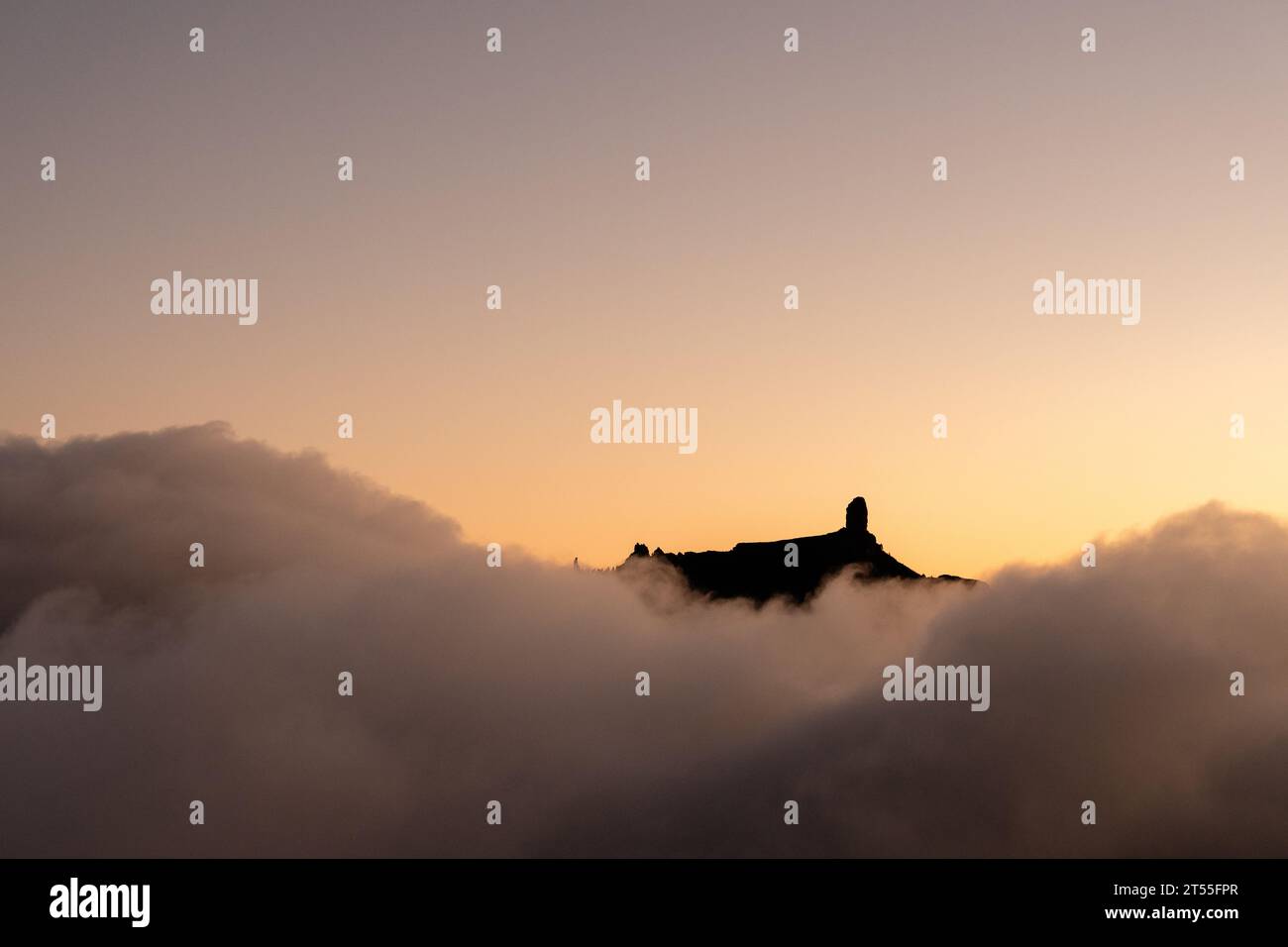 Vue sur la montagne de Roque Nublo sur l'île de Gran Canaria au coucher du soleil Banque D'Images
