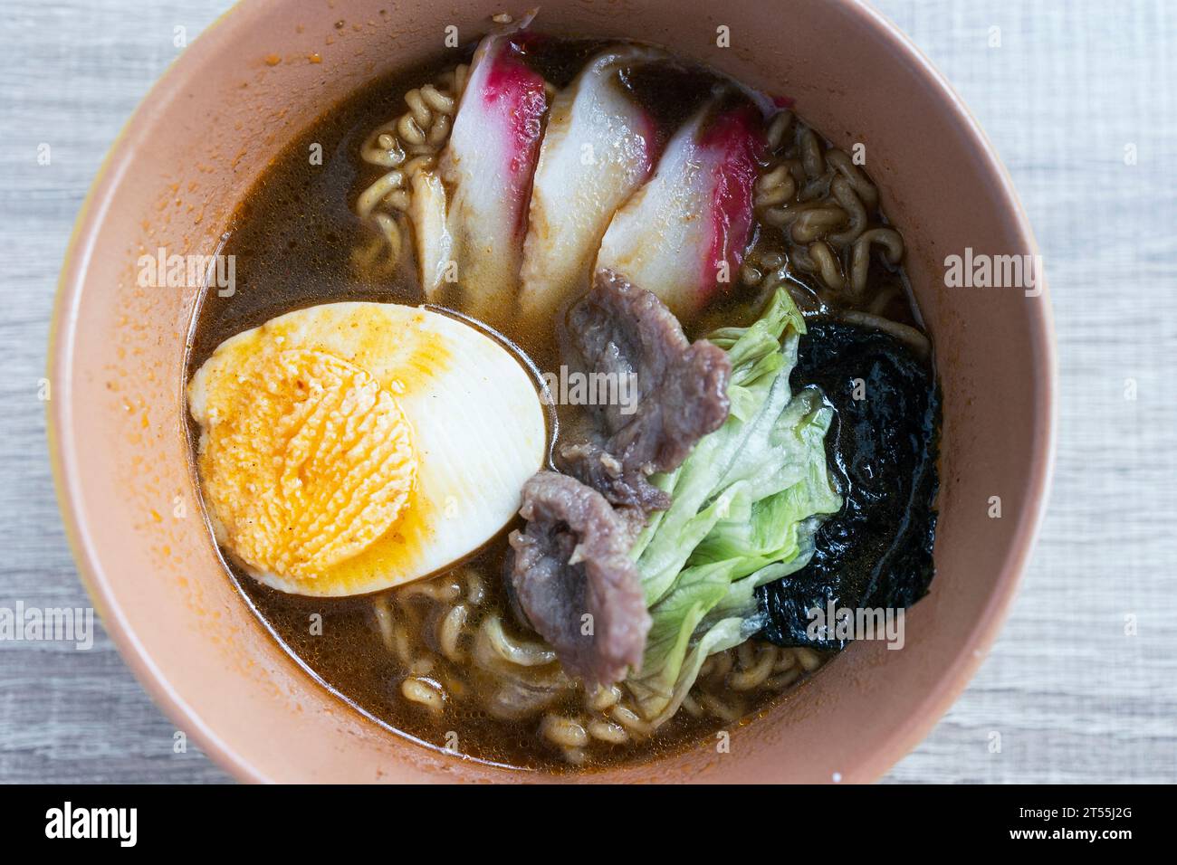 Soupe asiatique avec nouilles, viande et œuf. Ramen Banque D'Images