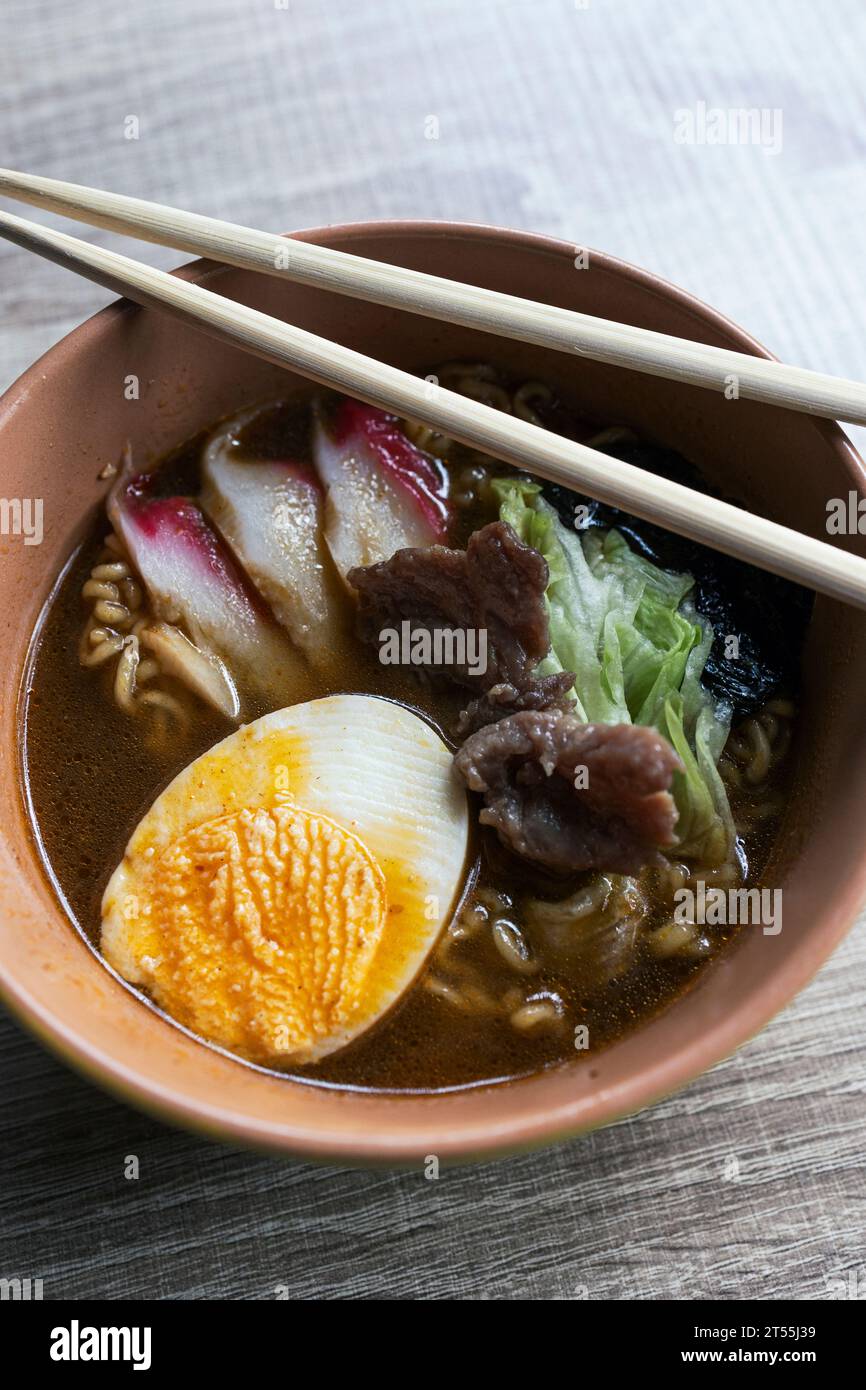 Ramen. Soupe asiatique avec nouilles, viande et œuf Banque D'Images