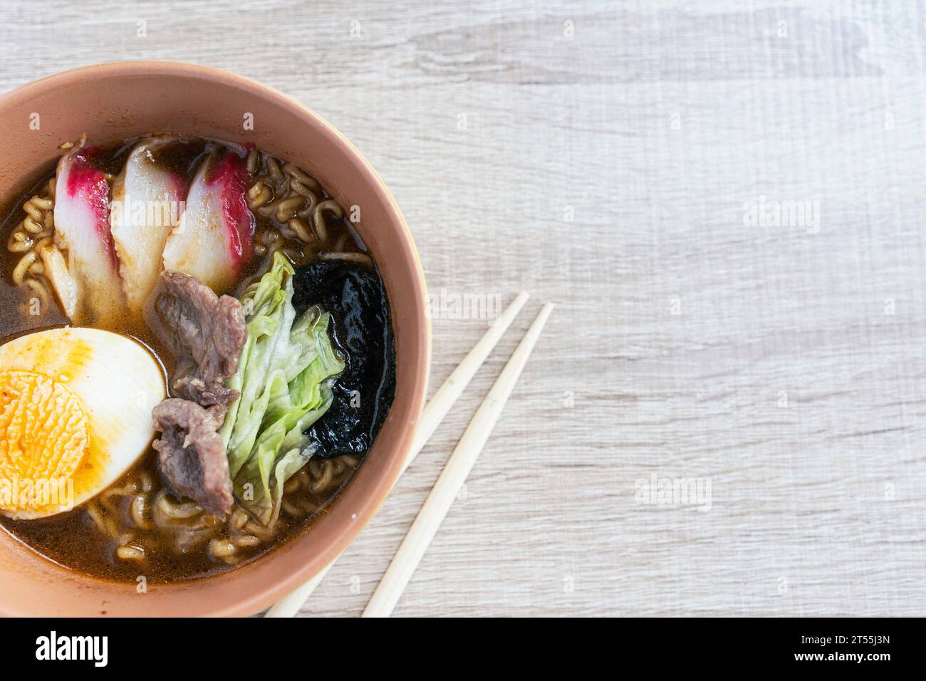 Ramen. Soupe asiatique avec nouilles, viande et œuf avec espace pour le texte Banque D'Images