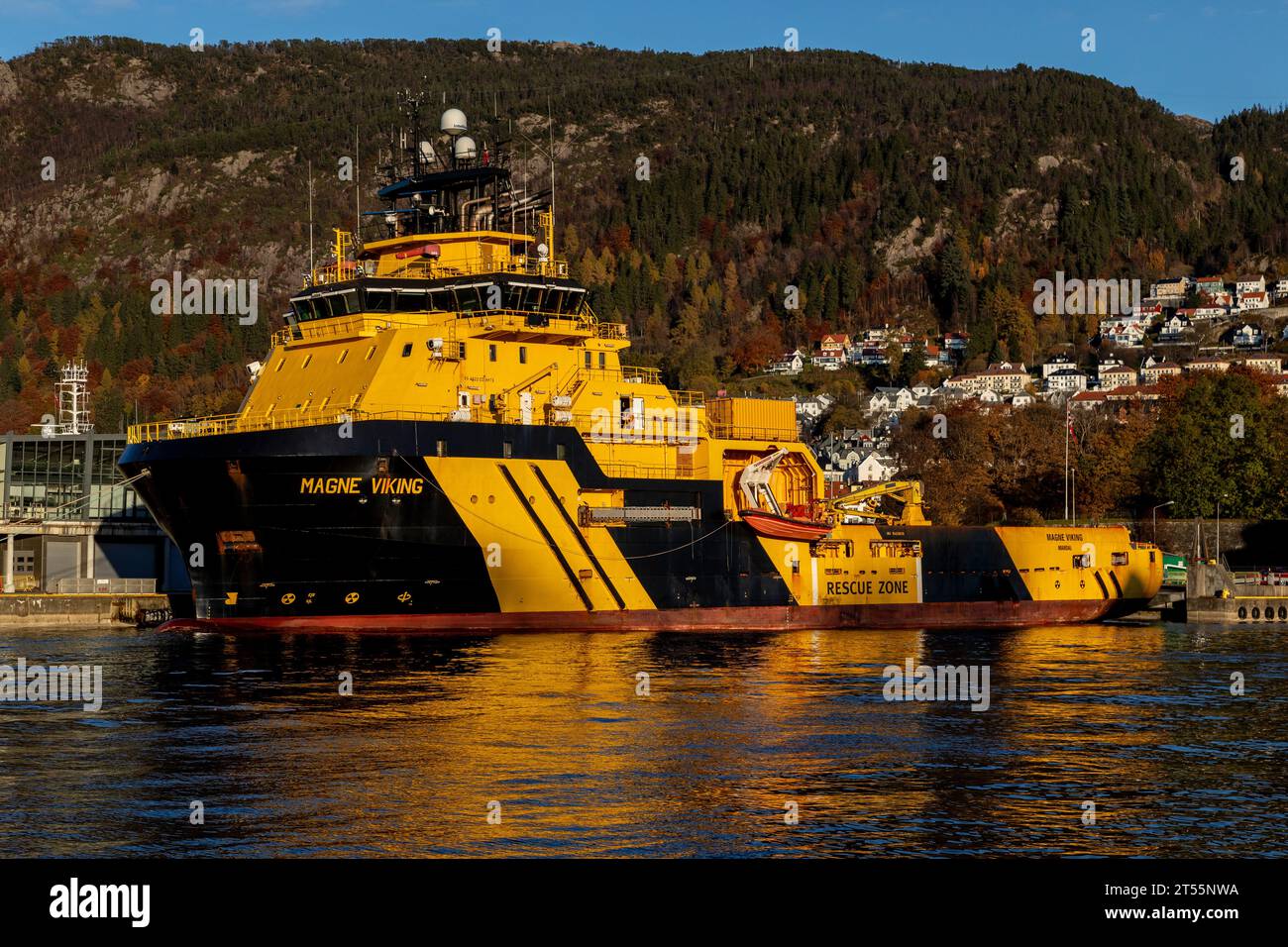 Approvisionnement en mer de classe ICE AHTS Magne Viking amarré au quai Skoltegrunnskaien dans le port de Bergen, Norvège. Banque D'Images