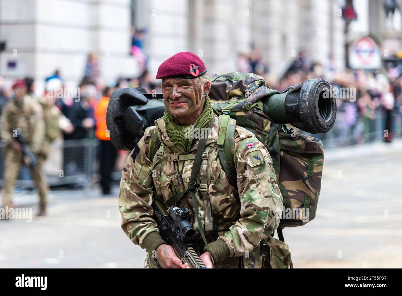 Parachute Regiment soldat avec arme anti-char LOI MBT au Lord Mayor's Show, Parade, procession passant le long de Poultry, Londres, Royaume-Uni Banque D'Images