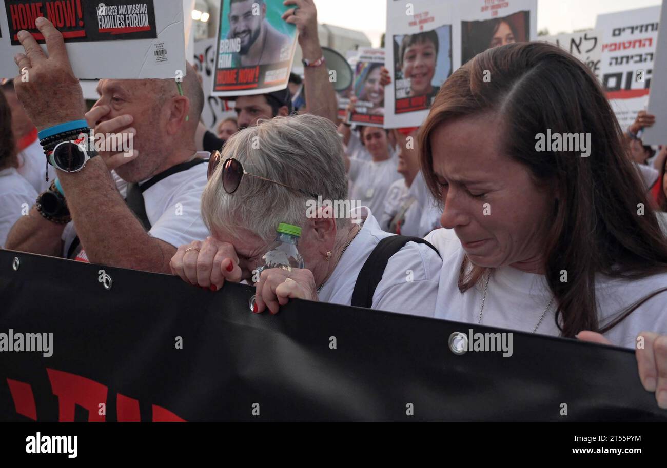 Une femme pleure alors que des membres de la communauté kibboutz de Kfar Aza tiennent des photos d'Israéliens retenus en otage par le Hamas lors d'une manifestation pour mettre en lumière le sort des otages détenus à Gaza, qui ont été arrêtés lors de l'attaque meurtrière du 7 octobre par des militants du Hamas le 2 novembre 2023 à tel Aviv, Israël. Banque D'Images Une femme pleure alors que des membres de la communauté kibboutz de Kfar Aza tiennent des photos d'Israéliens retenus en otage par le Hamas lors d'une manifestation pour mettre en lumière le sort des otages détenus à Gaza, qui ont été arrêtés lors de l'attaque meurtrière du 7 octobre par des militants du Hamas le 2 novembre 2023 à tel Aviv, Israël. Banque D'Images