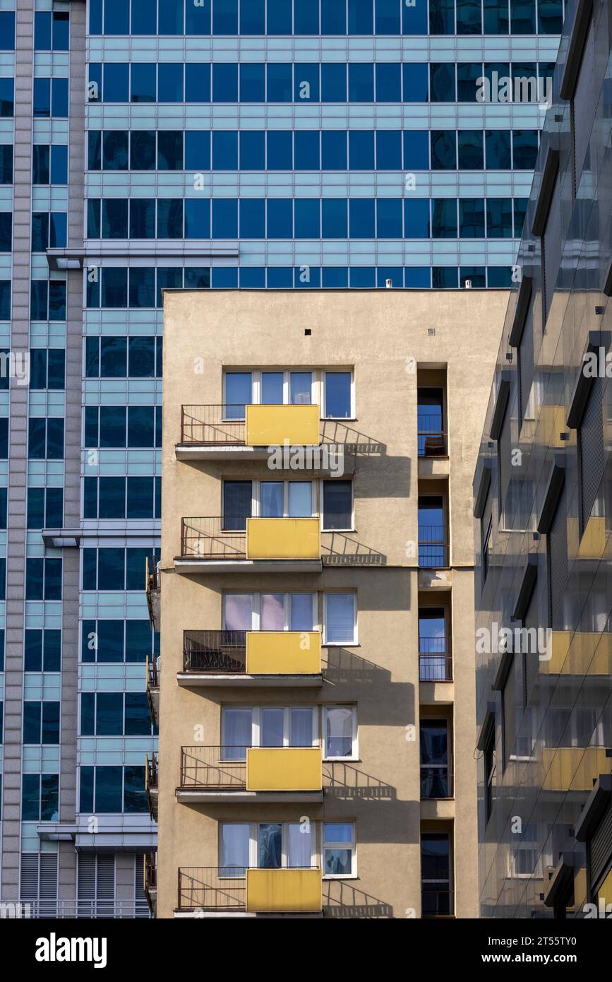 Contraste entre immeuble d'appartements et gratte-ciel de bureaux dans le centre de Varsovie, Pologne Banque D'Images