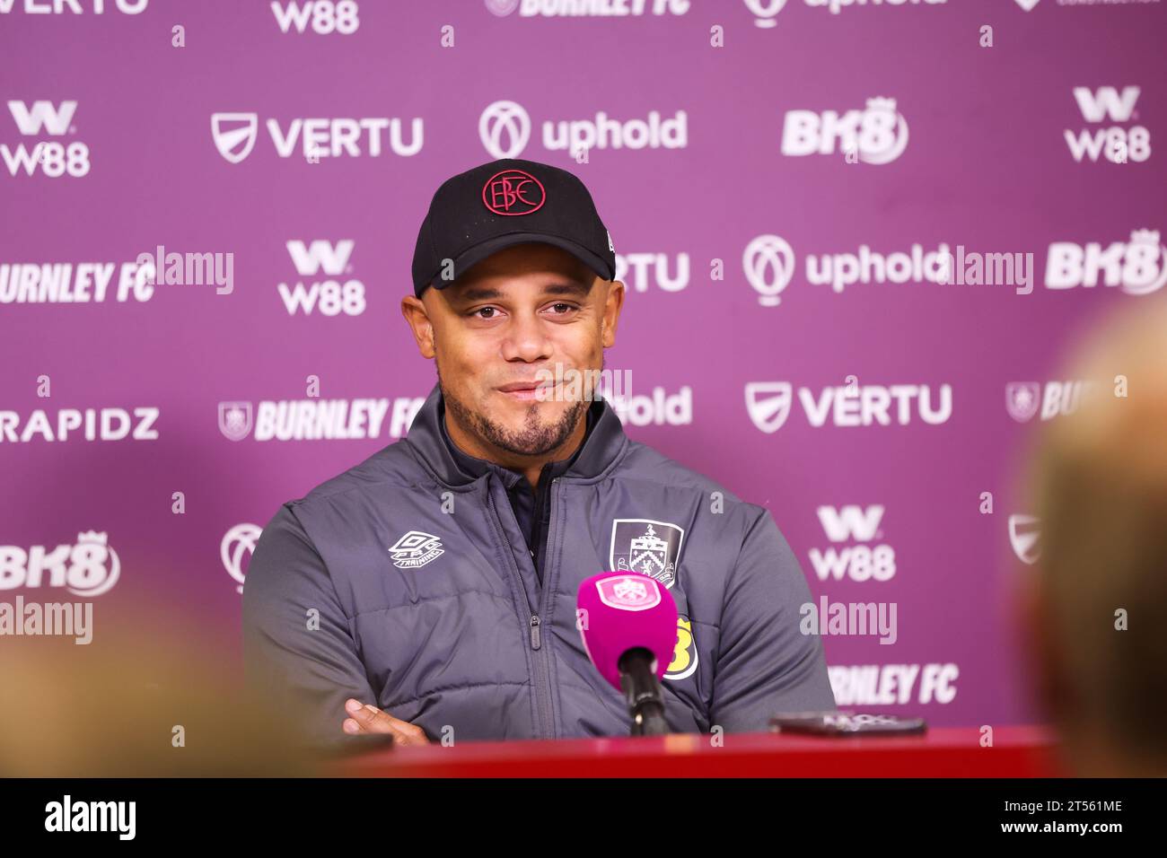 3 novembre 2023 Vincent Kompany lors de sa conférence de presse avant le Burnley v Crystal Palace Game Credit : Sharon Latham/Burnley FC/Alamy Live News Banque D'Images