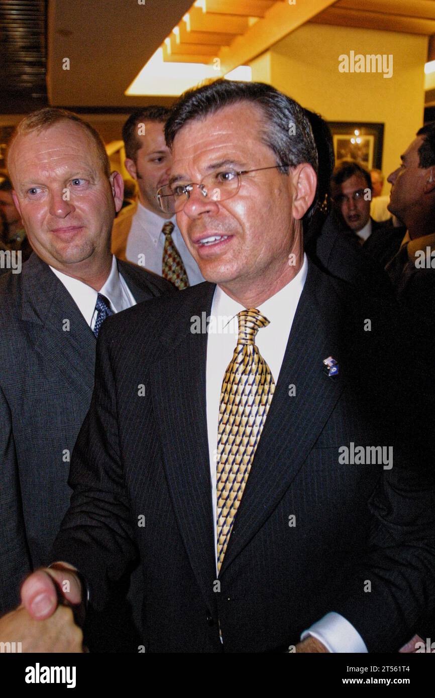 Le gouverneur élu Ernie Fletcher (à droite) serre la main de ses partisans lors de sa soirée de victoire le mardi 4 novembre 2003 au Marriott Griffin Gate Resort à Lexington, Fayette County, Kentucky, États-Unis. Médecin et député représentant le 6e district du Kentucky, Fletcher bat le démocrate Ben Chandler pour devenir le premier gouverneur républicain du Kentucky depuis 1967. (Photo APEX MediaWire par Billy Suratt) Banque D'Images