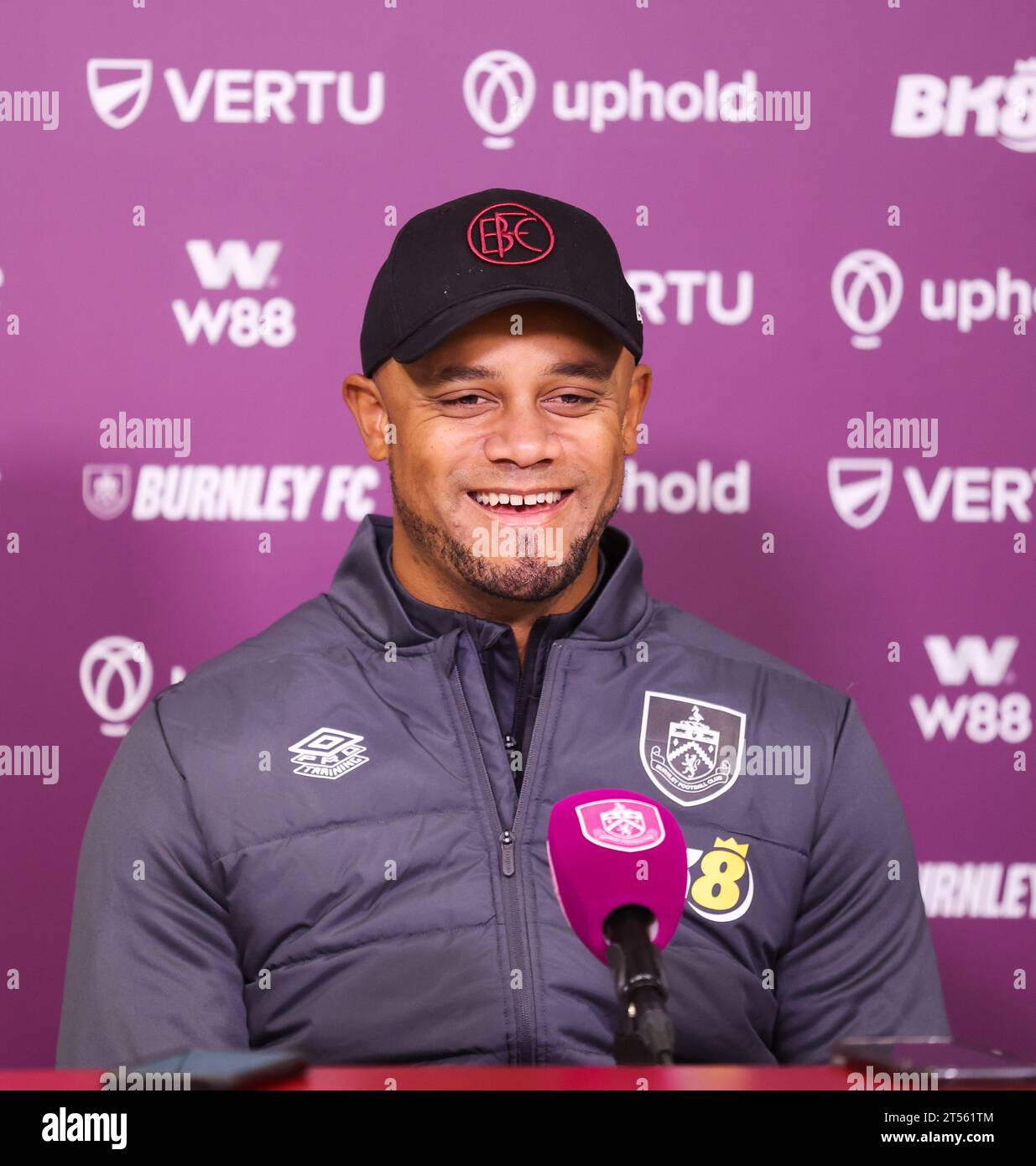 3 novembre 2023 Vincent Kompany lors de sa conférence de presse avant le Burnley v Crystal Palace Game Credit : Sharon Latham/Burnley FC/Alamy Live News Banque D'Images