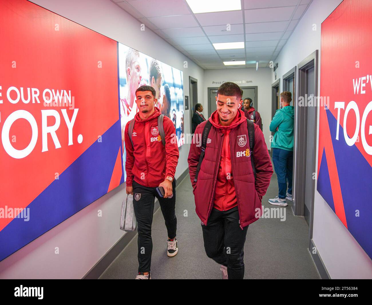 Anas Zoury et Zekki Amdouni arrivent pour Brentford V Burnley au Gtech Community Stadium pour la première ligue le 21 octobre 2023 Banque D'Images