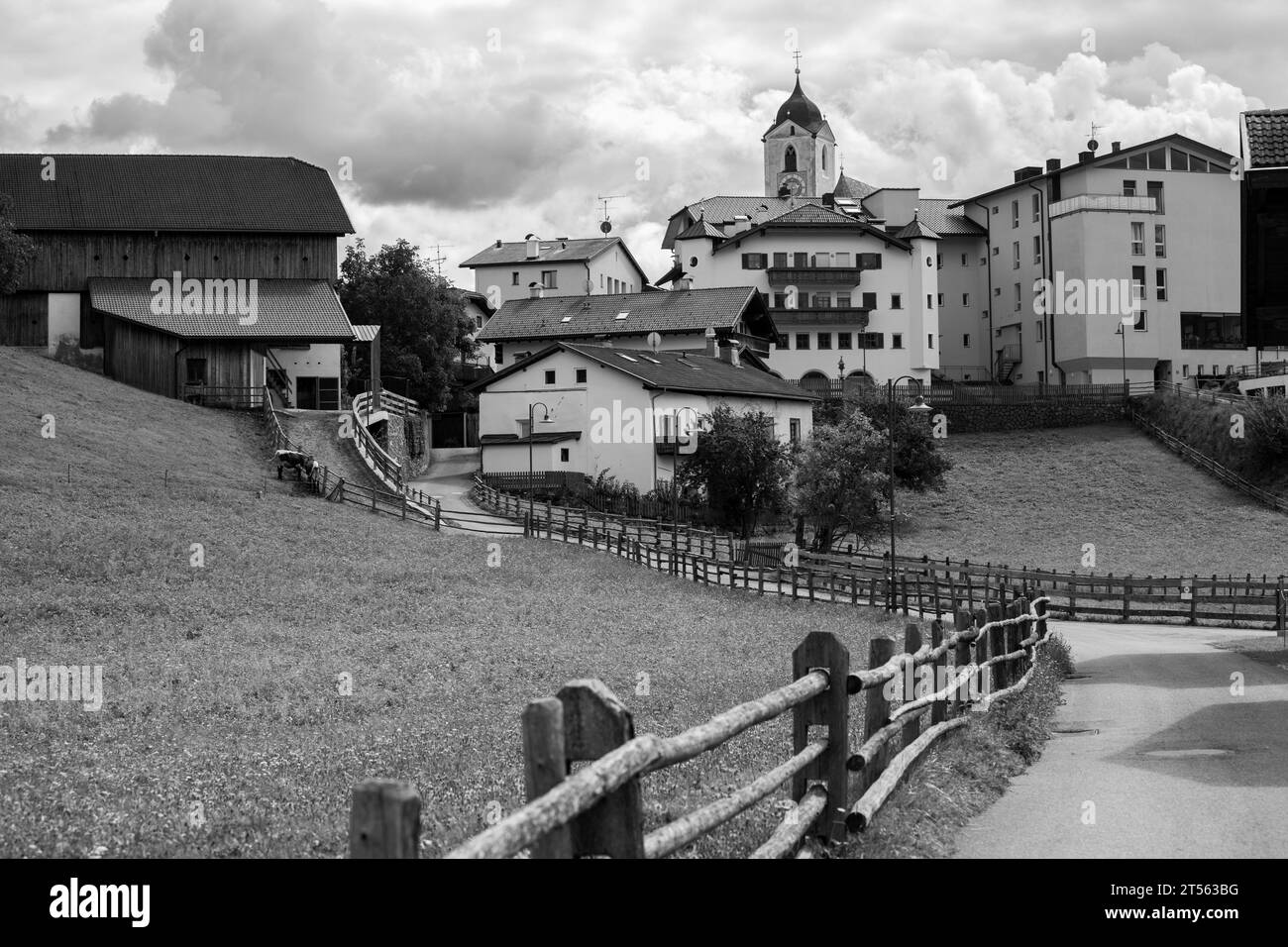 Vue depuis Laion, une petite ville de montagne dans les Dolomites Banque D'Images