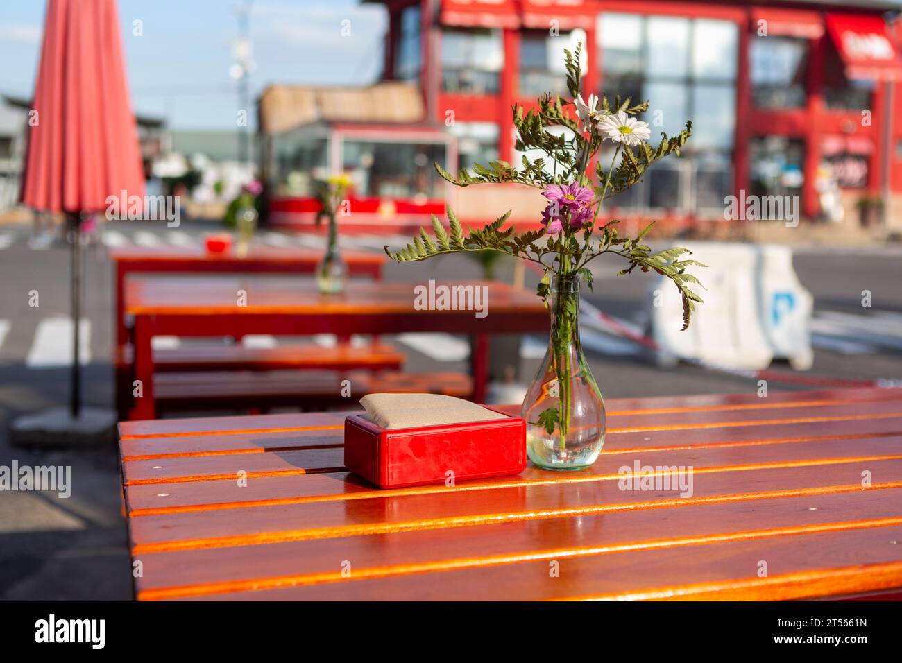 fleurs décoratives en verre sur la table sur la terrasse du bar Banque D'Images