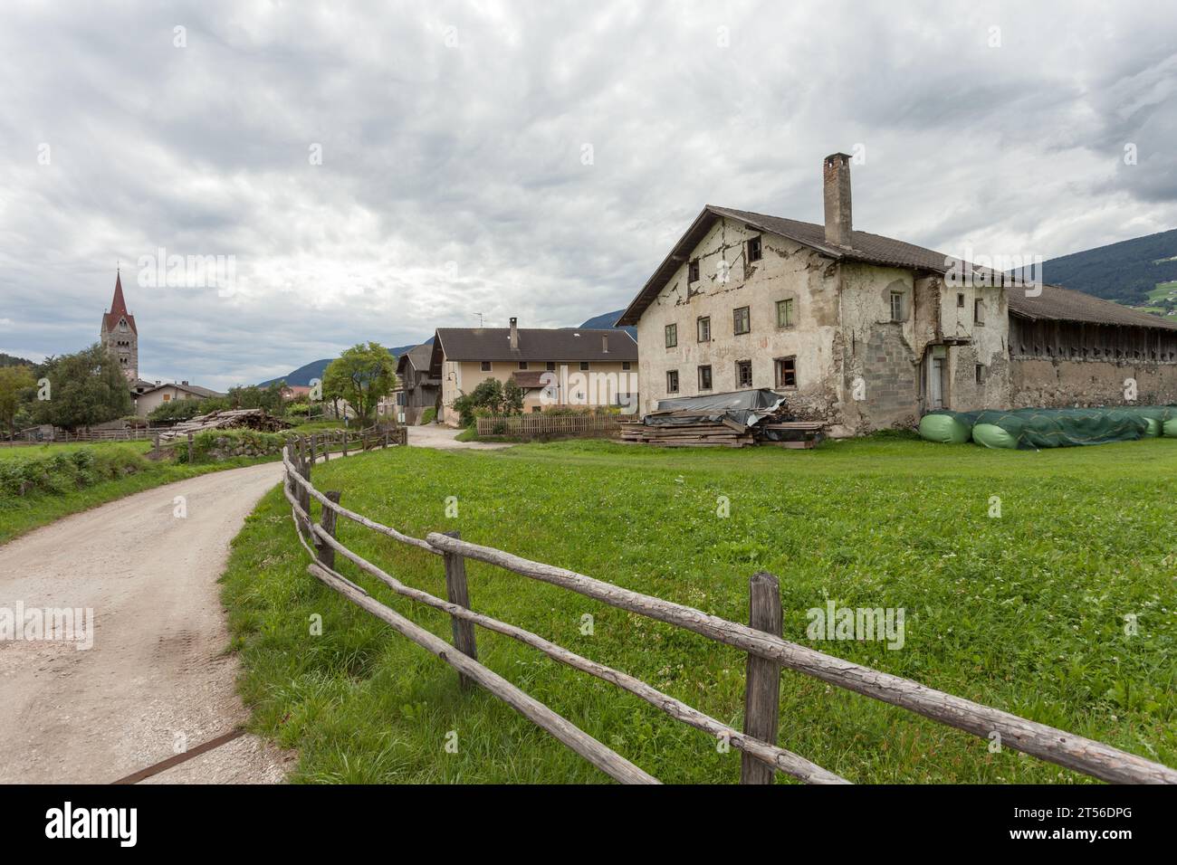 Très ancienne ferme abandonnée parmi un pâturage à Val Gardena Banque D'Images
