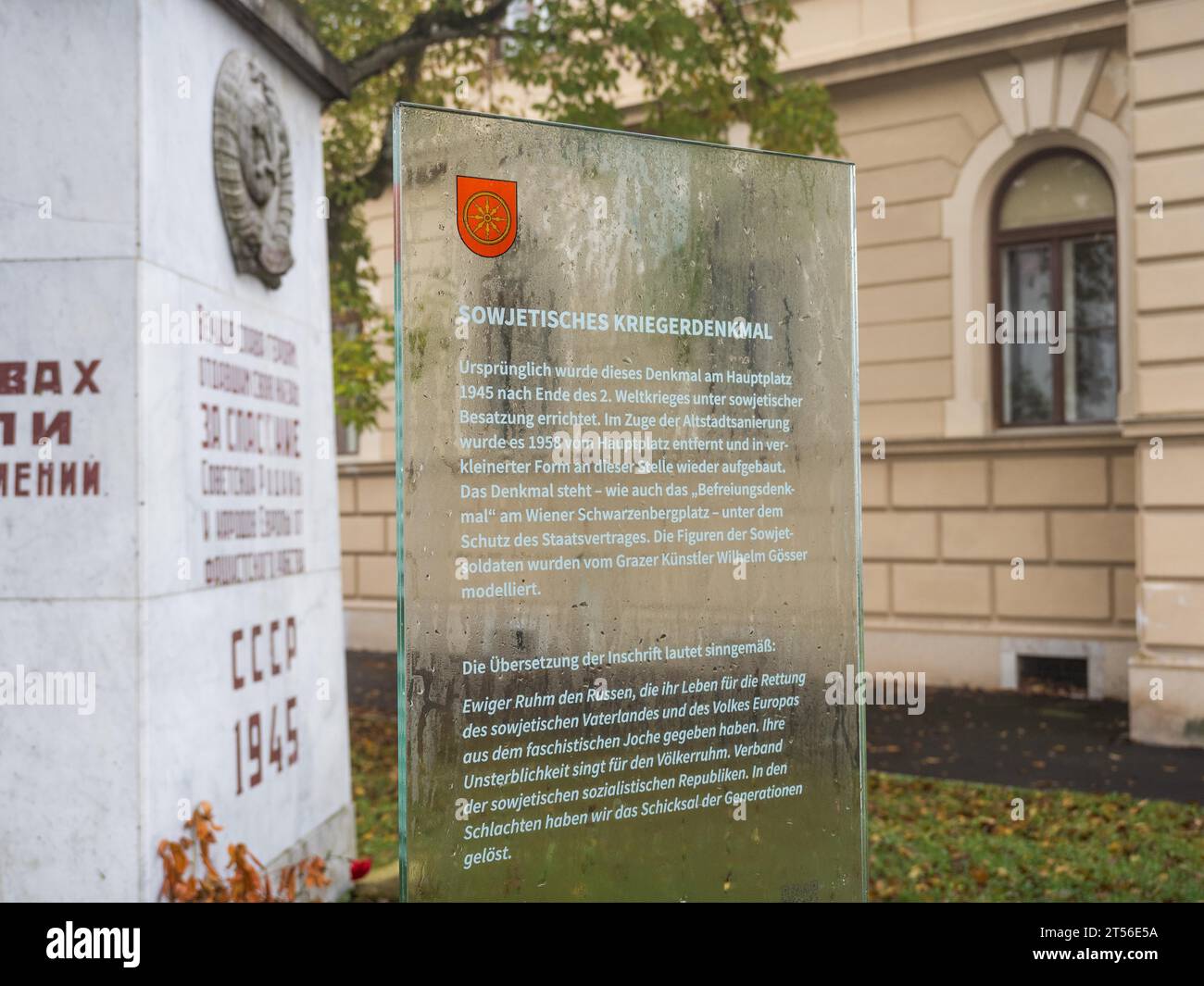 Panneau d'information, Monument de la victoire de l'Armée rouge, Monument de guerre soviétique, Grazertorplatz, Bad Radkersburg, Styrie, Autriche Banque D'Images