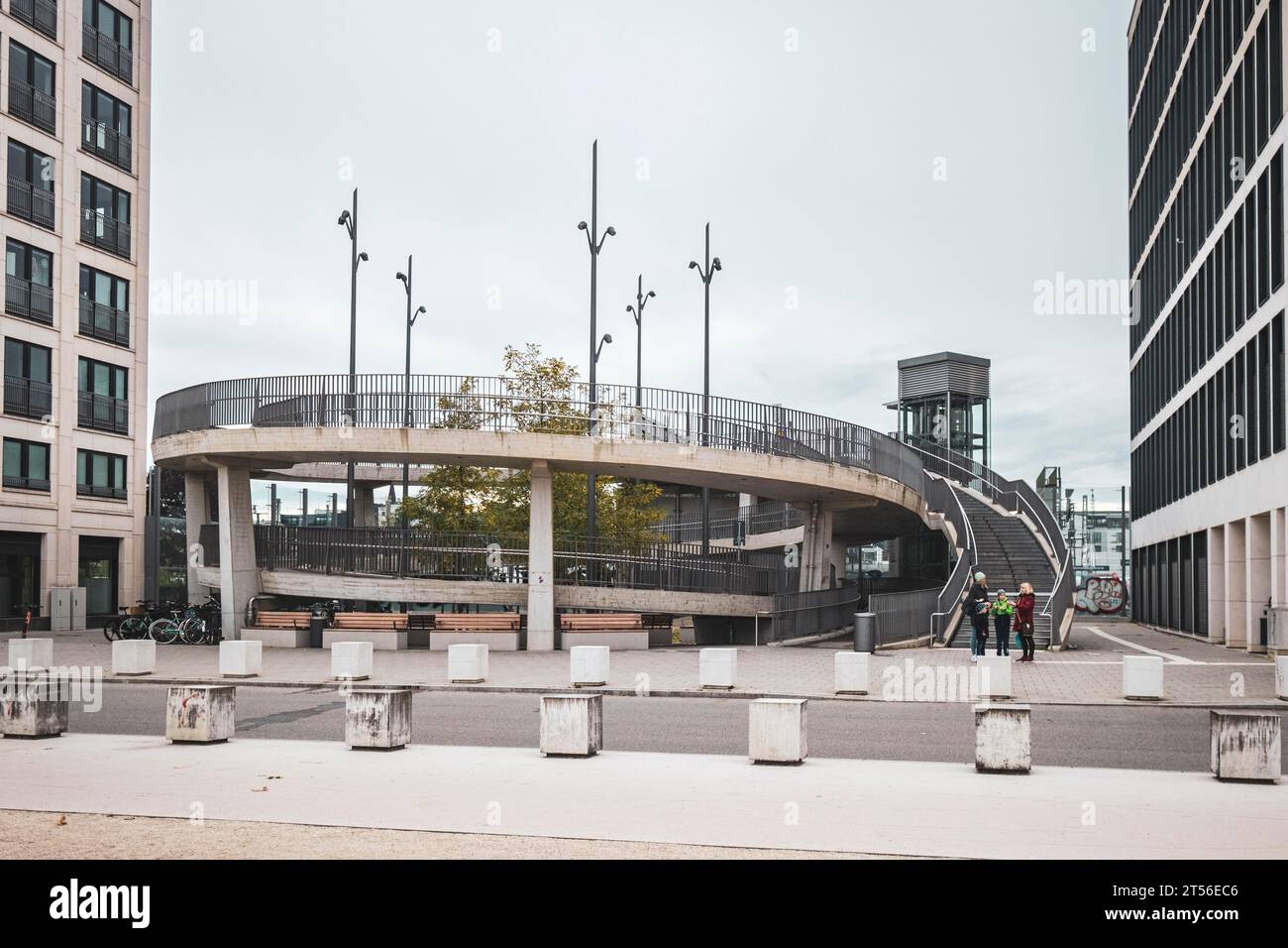 Allée, rampe d'accès à Arnulfsteg, piéton, pont cyclable à Munich Banque D'Images