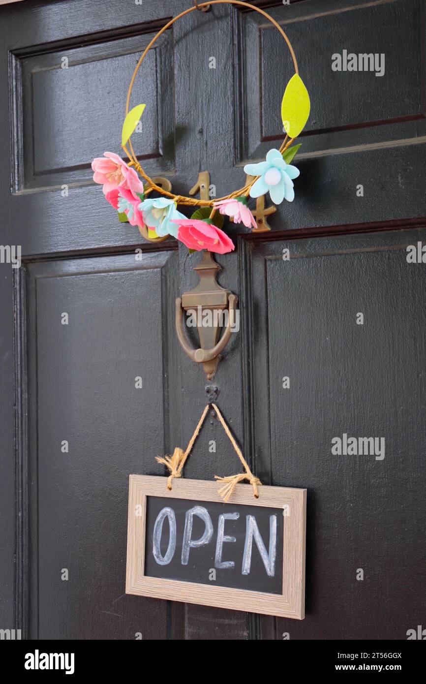 L'affiche ouverte est accrochée à la porte Banque D'Images