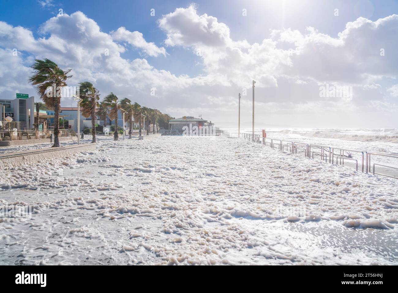 CECINA - TOSCANE - ITALIE - 3 NOVEMBRE 2023 : la Terrazza dei Tirreni à Marina di Cecina envahie par les vagues de la mer pendant la tempête Ciaran, avec des rafales de vent Banque D'Images