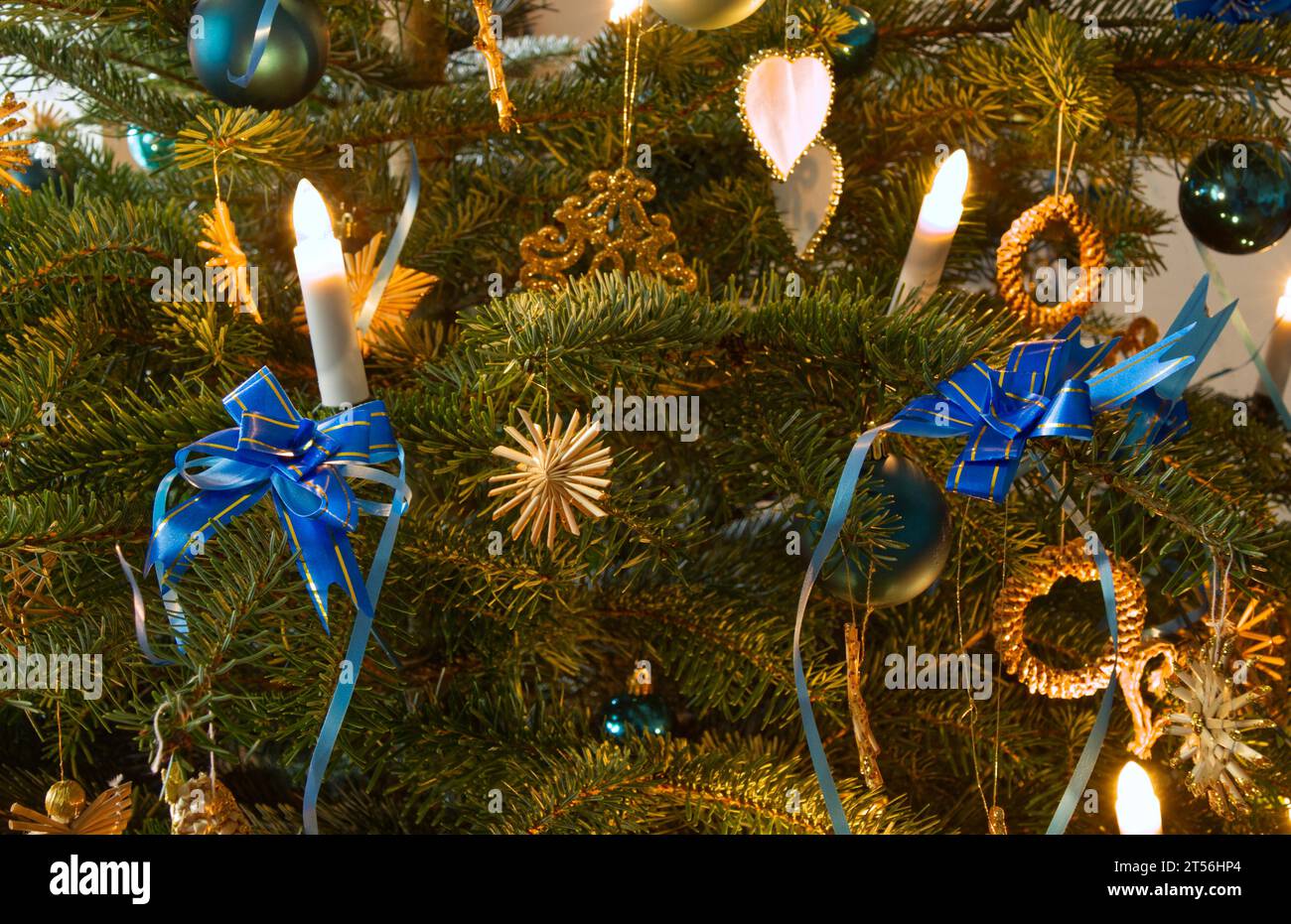 Bougies. Boules arcs et étoile de paille, décoration sur le sapin de Noël Banque D'Images