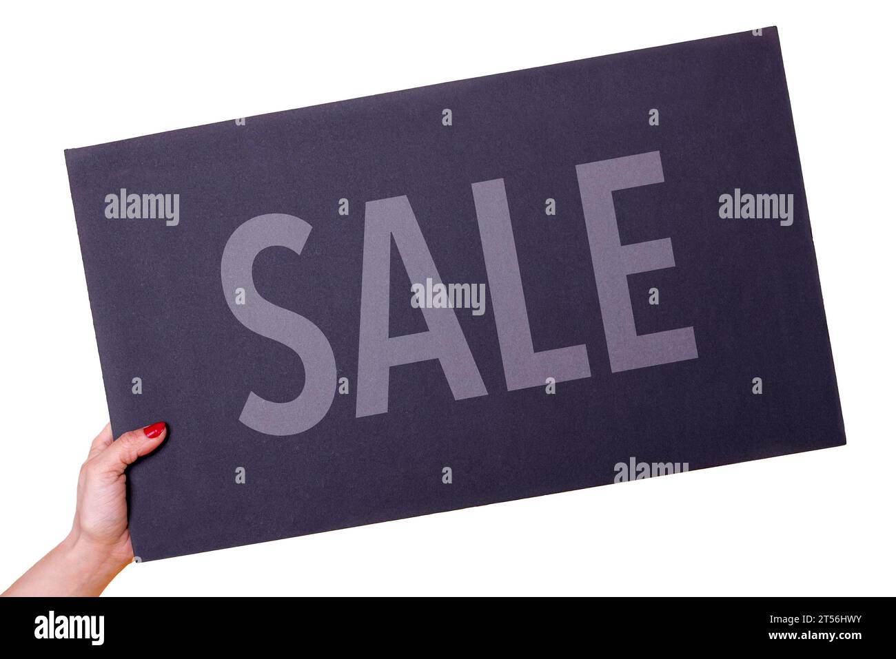 Main de femme tenant une affiche noire DE VENTE sur fond transparent. Prise de vue en studio. Concept commercial Banque D'Images