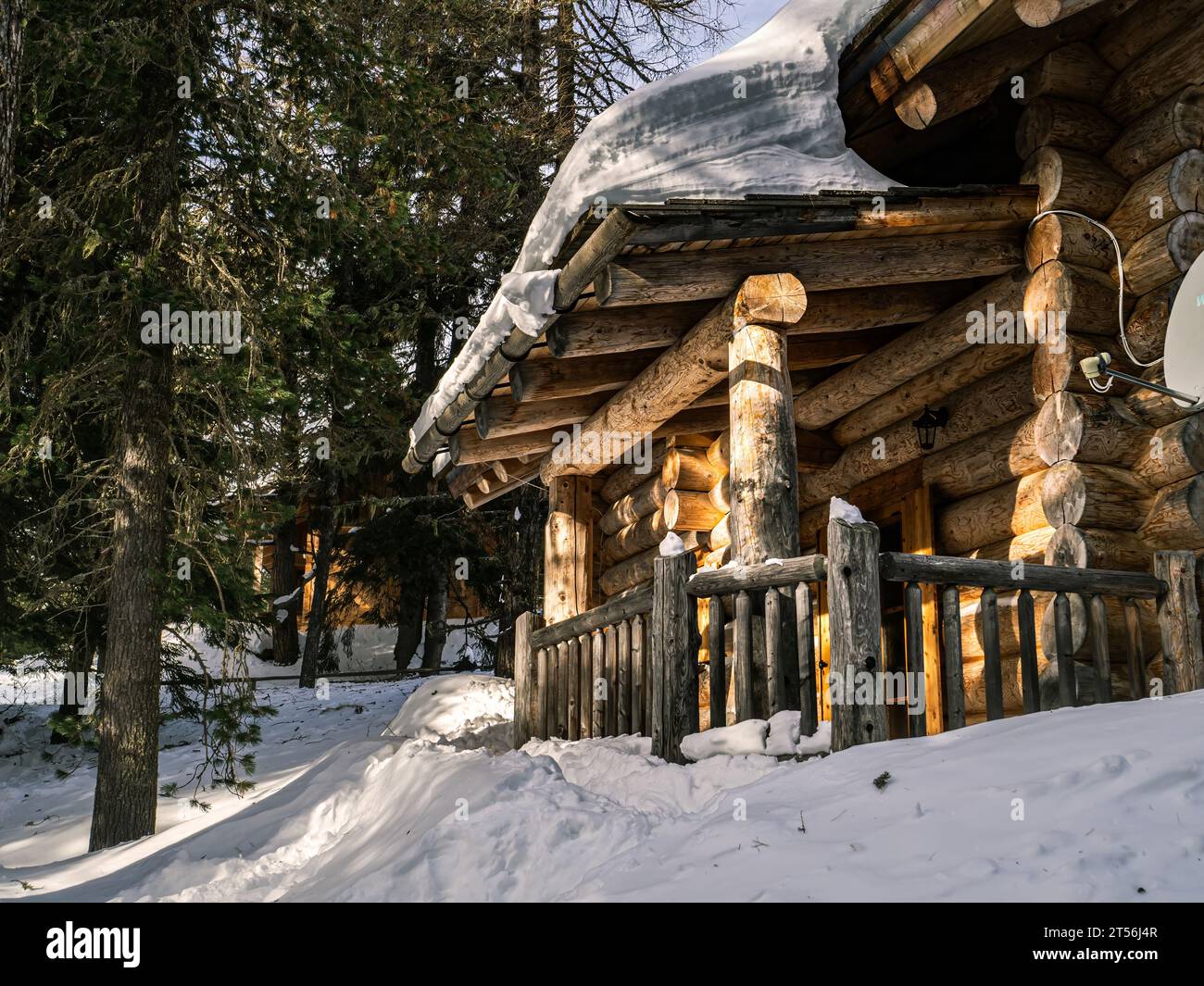 Porche d'une maison en rondins de bois dans une forêt, couverte de neige profonde et épaisse, Carinthie, Autriche Banque D'Images