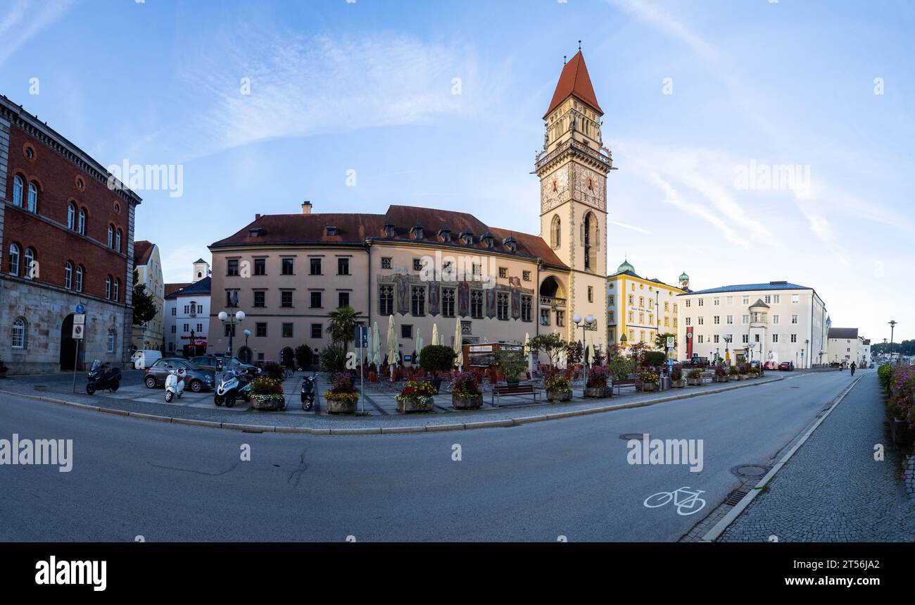 Place de la mairie au petit matin, mairie, vue panoramique, Passau, Bavière, Allemagne Banque D'Images