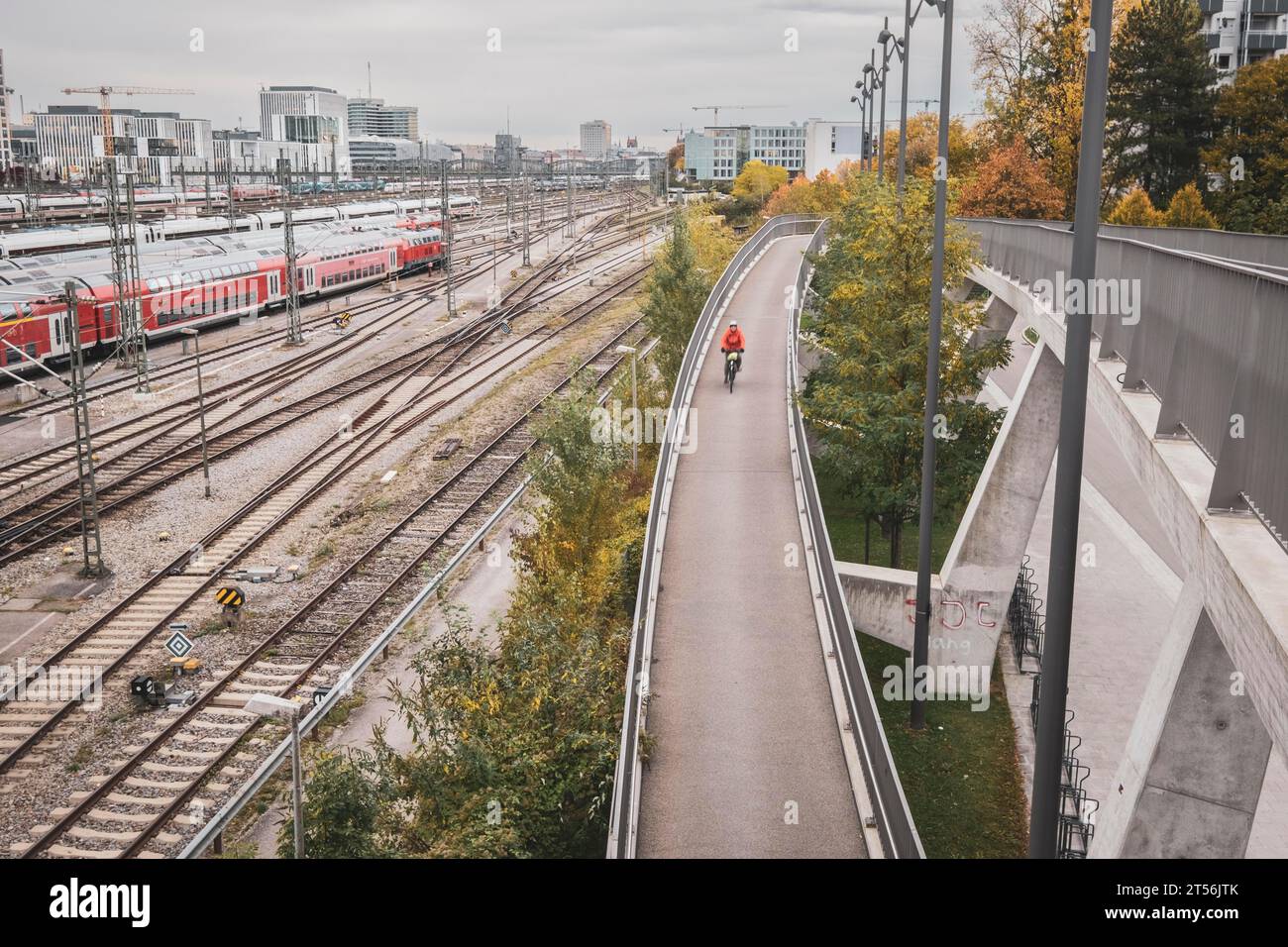 Allée, rampe d'accès à Arnulfsteg, piéton, pont cyclable à Munich Banque D'Images