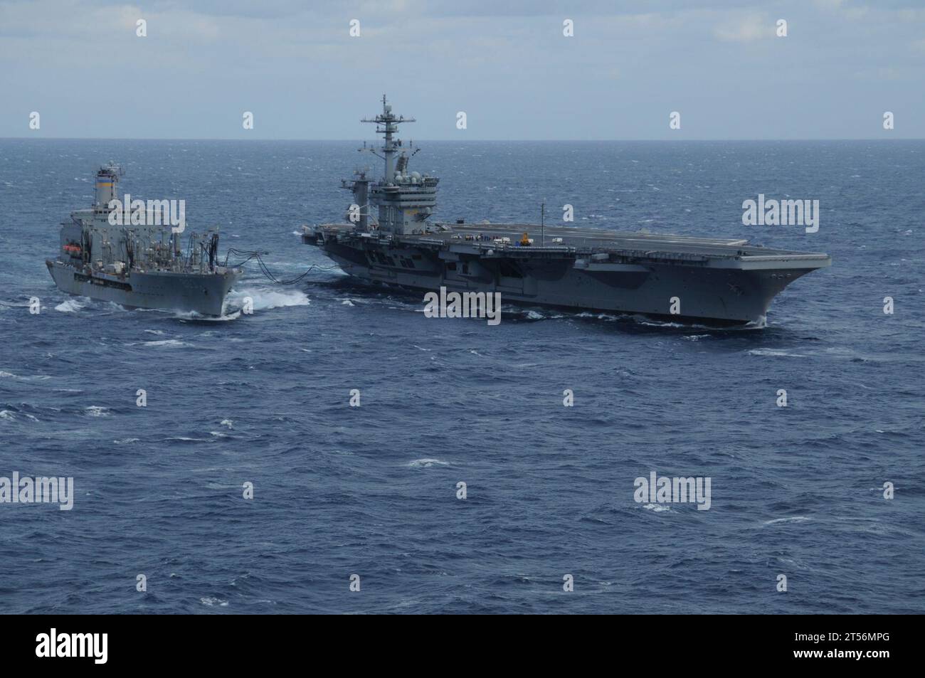 UNREP, USNS Laramie (T-AO 203), USS Carl Vinson (CVN 70) Banque D'Images