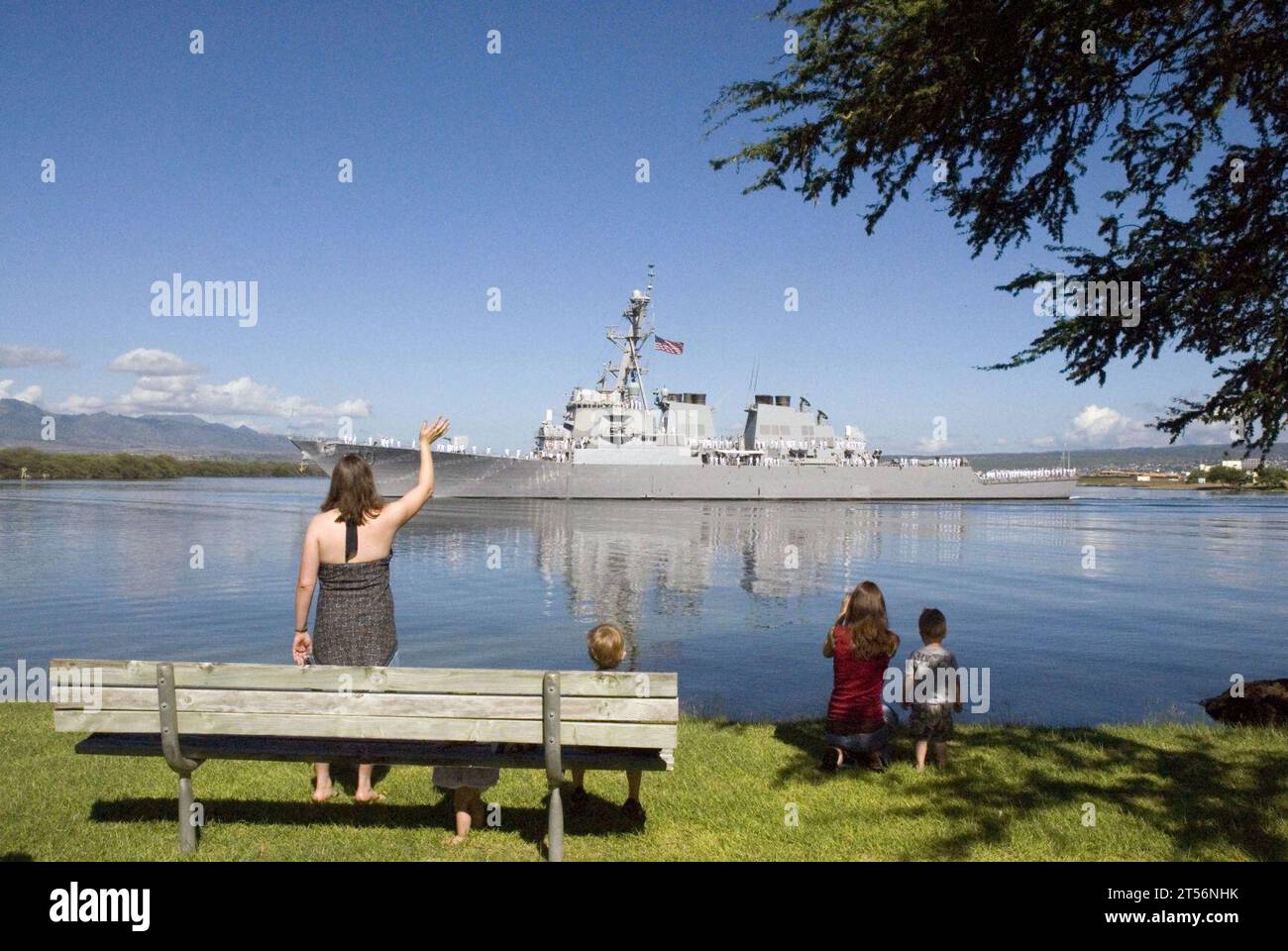 Déploiement, croiseur de missiles guidés USS Port Royal (CG 73), destroyer de missiles guidés USS Hopper (DDG 70), HAWAÏ, MAN the rails, Naval Station Pearl Harbor, Pearl Harbor, marins, élément San Diego, déploiement de six mois, Tarawa Expeditionary Strike Group Banque D'Images