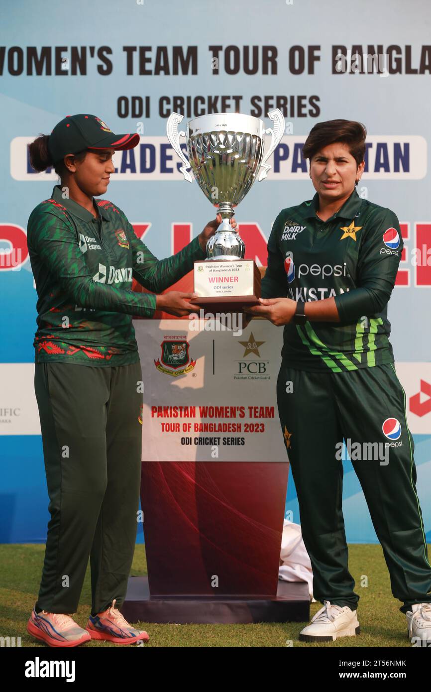 Les capitaines de l'équipe féminine de cricket du Bangladesh et du Pakistan Nigar Sultana Joty (G) et Nida Dar (D) dévoilent le trophée One Day International (ODI) Banque D'Images