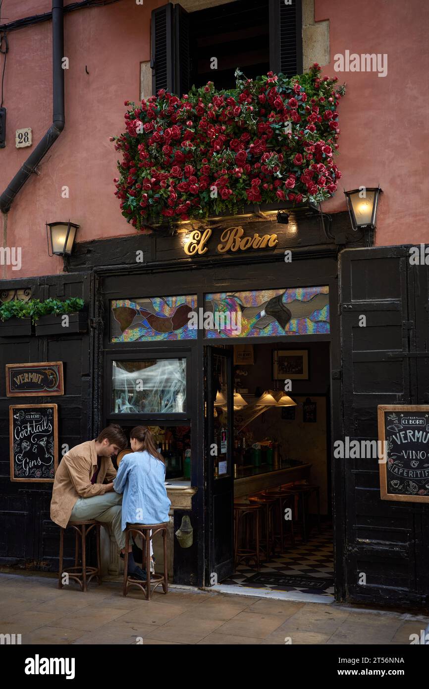 Un couple assis devant un bar à boissons à El Born, Barcelone Banque D'Images