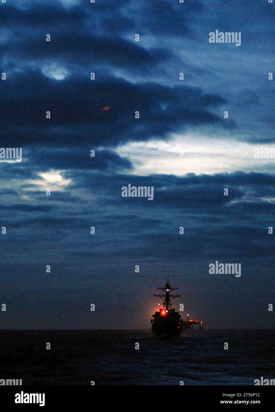 Croiseur de missiles guidés de classe Arleigh Burke USS Momsen (DDG 92), Carrier Strike Group (CSG) 9, côte de la Californie du Sud, exercice interarmées, océan Pacifique, en cours, USS Abraham Lincoln (CVN 72), USS Curtz (FFG 38), USS Russell (DDG 59), USS Shoup (DDG 86) Banque D'Images