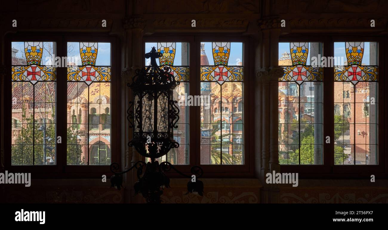 En regardant par une fenêtre dans le bâtiment d'entrée dans la cour de l'ancien hôpital de la Santa Creu i Sant Pau. Banque D'Images