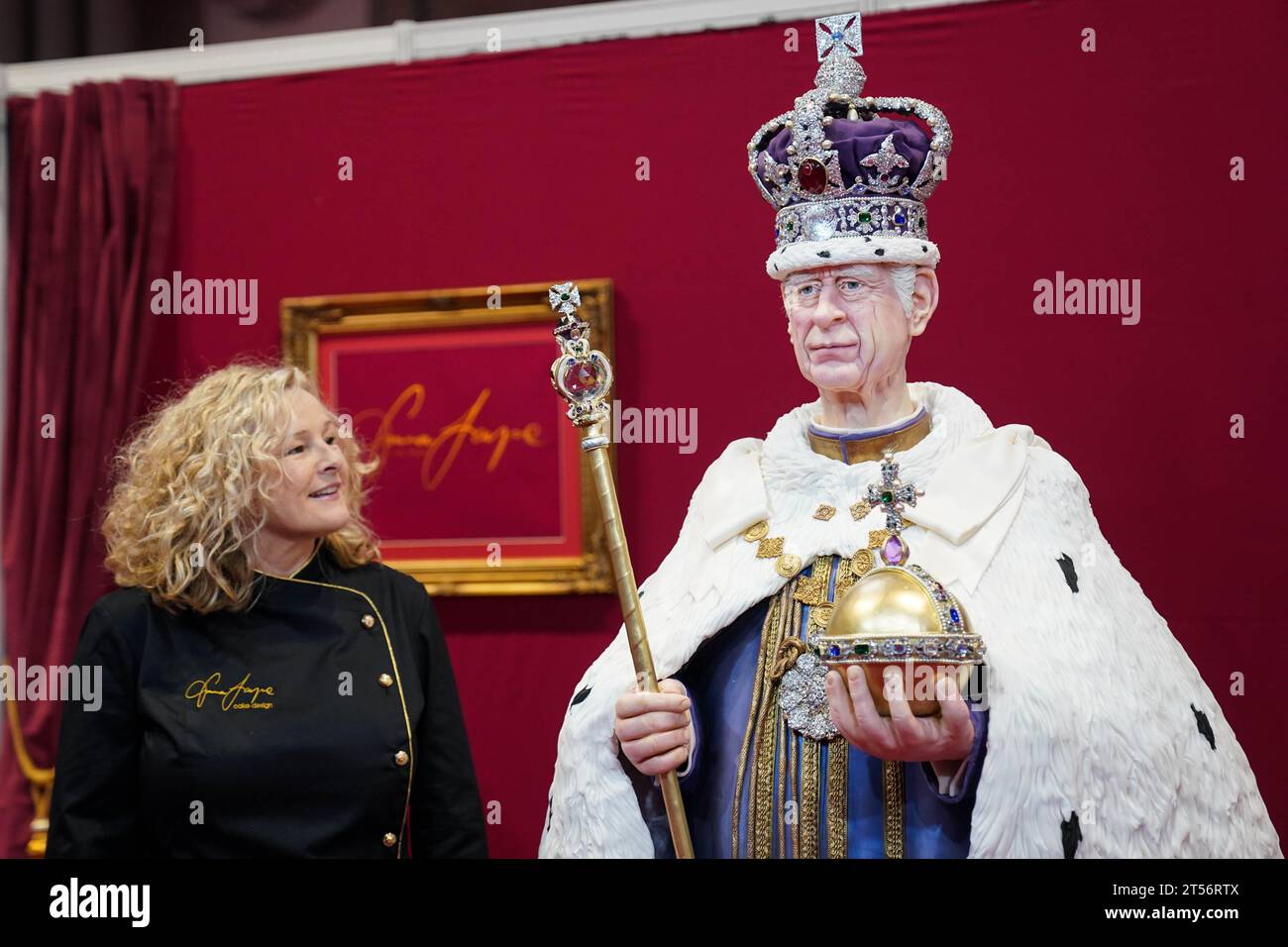 Une figurine de gâteau lifesize du roi Charles III, réalisée par l'artiste sucrière Emma Jayne de Emma Jayne Cake Design, exposée au salon Cake International au NEC de Birmingham. Date de la photo : Vendredi 3 novembre 2023. Banque D'Images