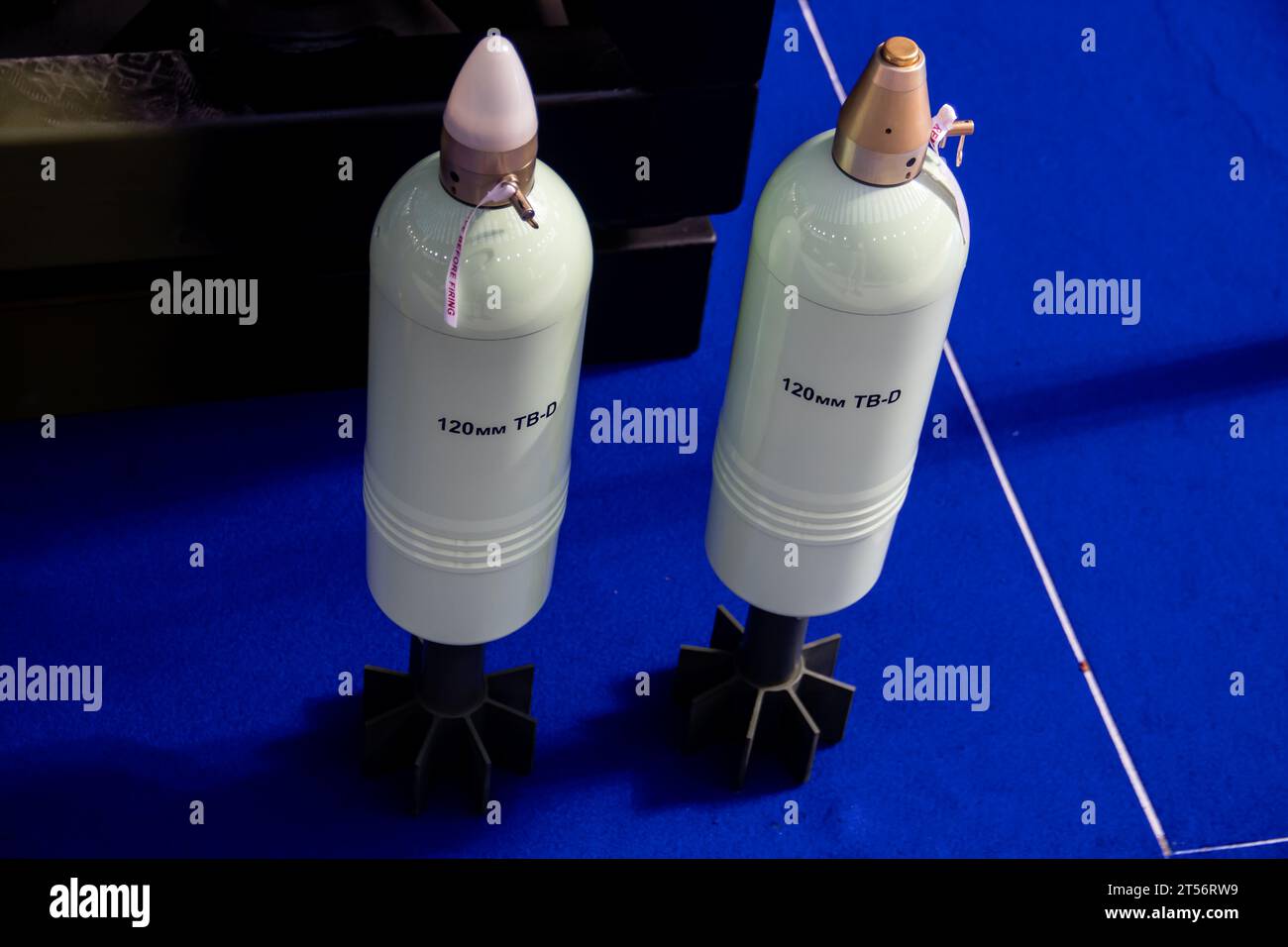 Obus de mortier antichar de missile guidé par satellite GPS, exposé à une foire militaire à Belgrade, Serbie Banque D'Images