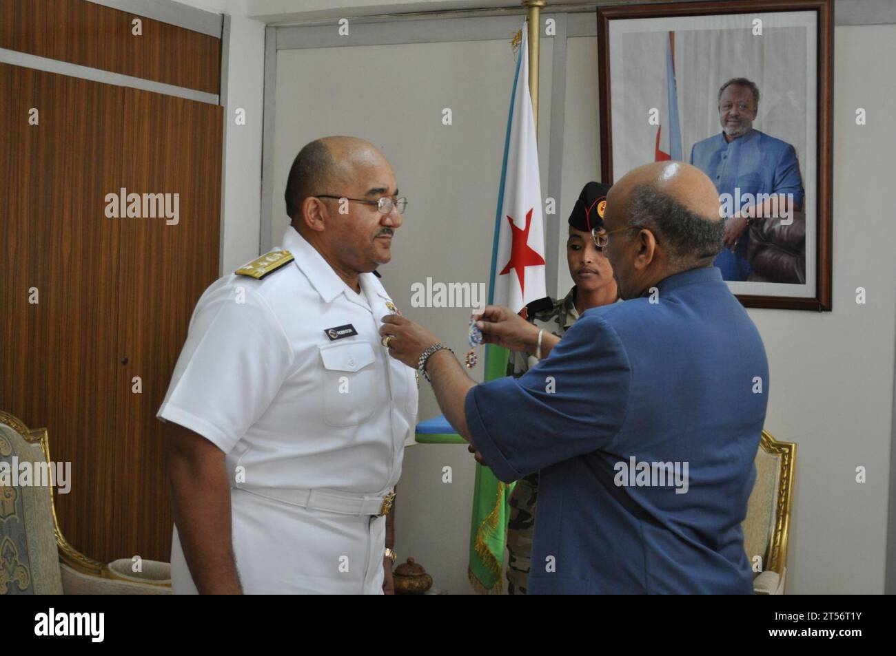 Ambassadeur à Djibouti, Djibouti Médaille du Commandeur de l'ordre national, Djibouti Premier Ministre Dileita Mohamed Dileita, James Swan, NAMRU-3, marine, chirurgien général de la marine, US Navy, U.S. Navy Medical Research Unit-3, vice-amiral Adam M. Robinson Jr Banque D'Images