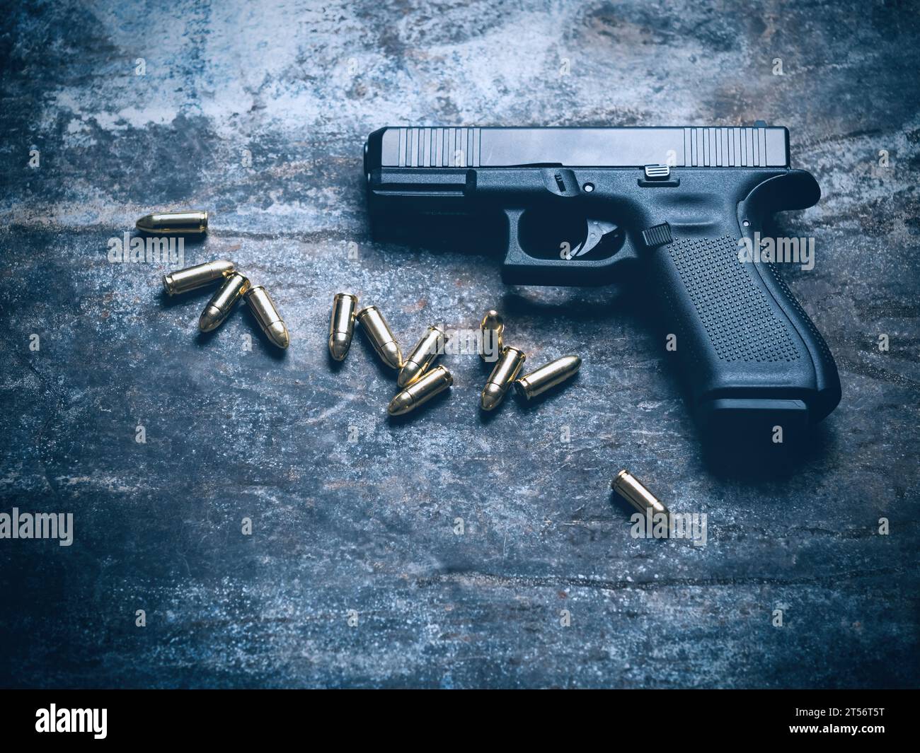 Pistolet à main avec munitions sur fond sombre. arme militaire pistolet 9 mm et tas de balles munitions à la table métallique. Banque D'Images