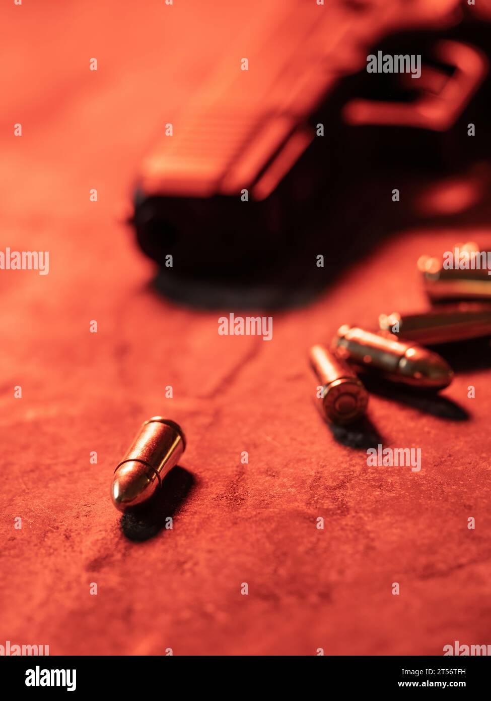 Pistolet à main avec munitions sur fond sombre. arme militaire pistolet 9 mm et tas de balles munitions à la table métallique. Banque D'Images