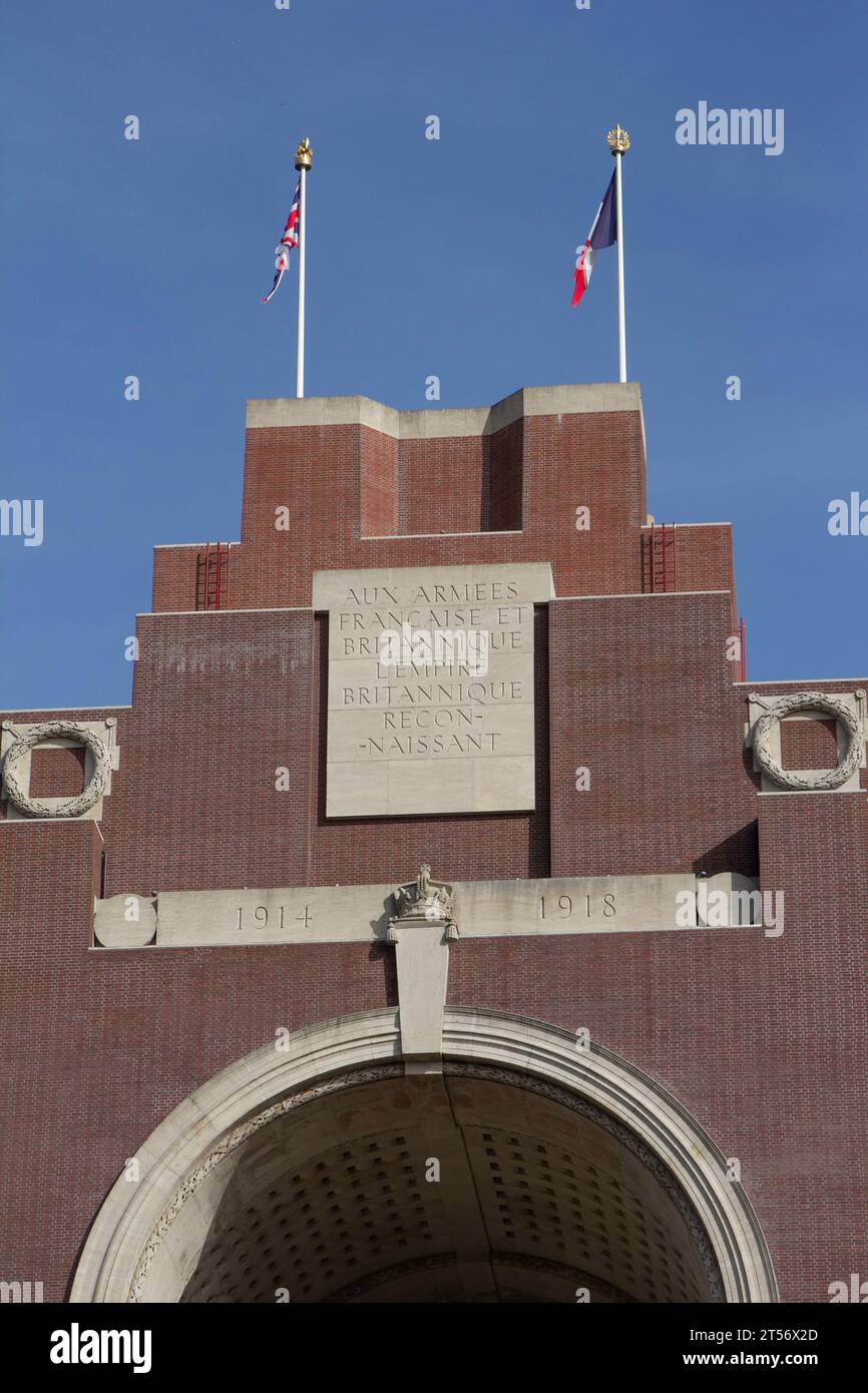 Le Mémorial de Thiepval aux disparus de la somme : cette inscription apparaît sur les façades orientées à l'ouest et à l'est au-dessus de l'arche principale. Banque D'Images