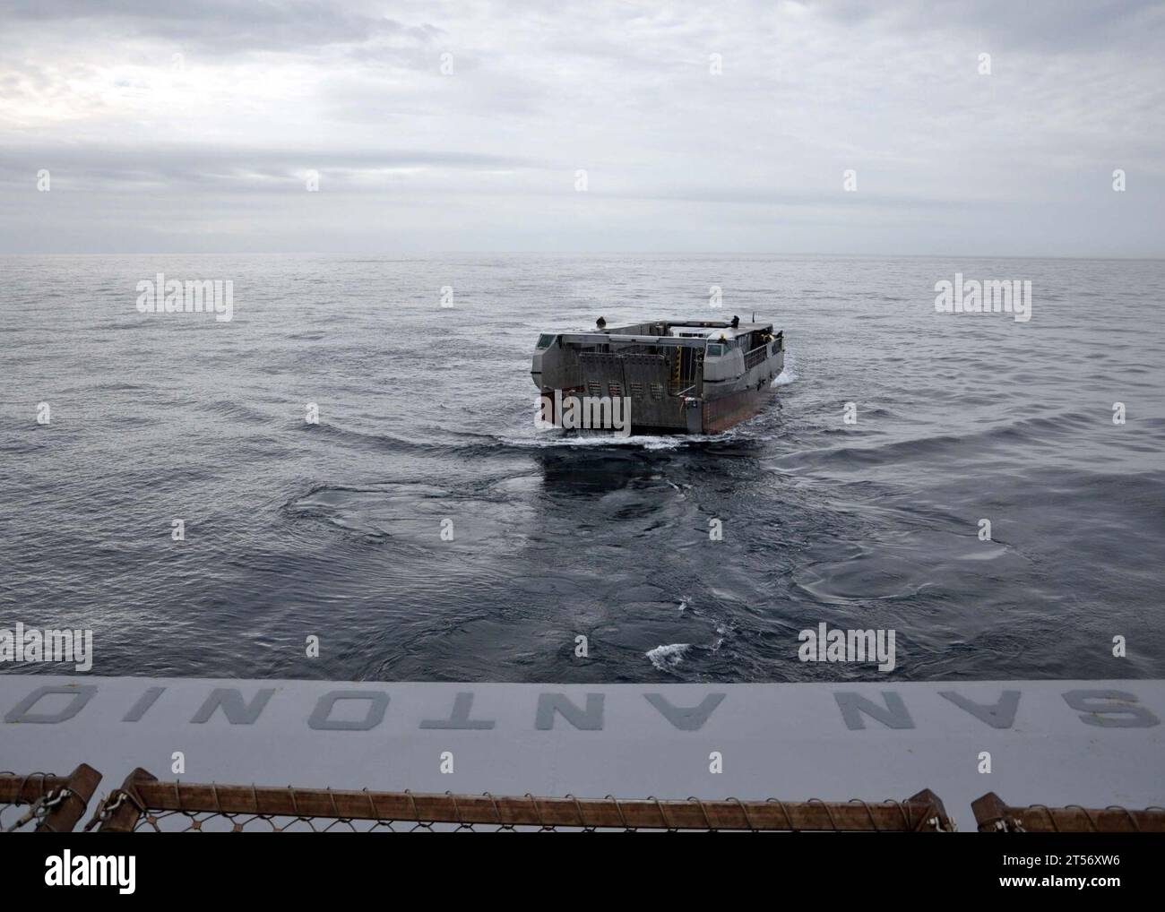 US Navy Un engin de débarquement amphibie de la marine française (L-CAT) EDA-R approche du navire de transport amphibie USS San Antonio (LPD.jpg Banque D'Images