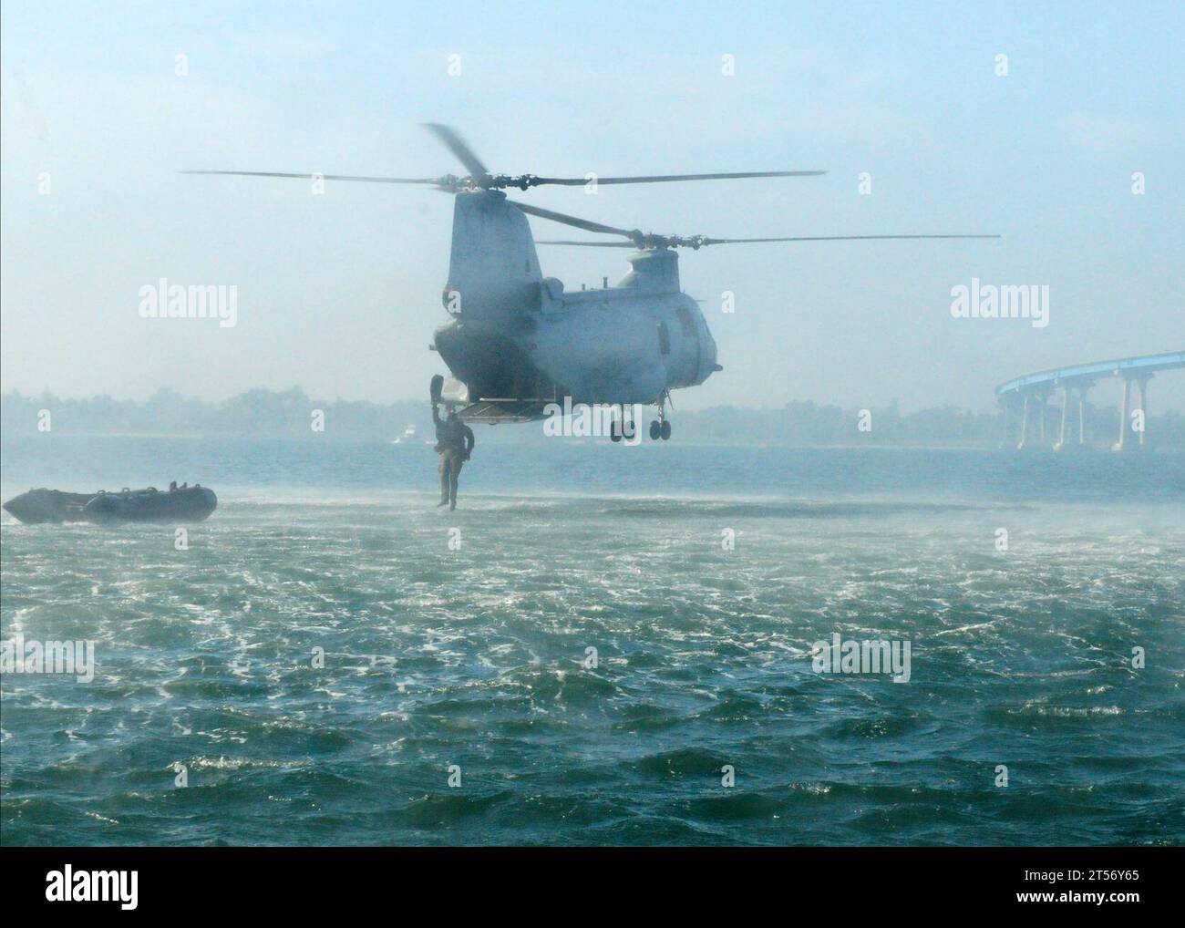 US Navy Un Marine affecté à la division d'entraînement du corps des Marines au groupe d'entraînement à la guerre expéditionnaire Pacific saute d'un CH.jpg Banque D'Images