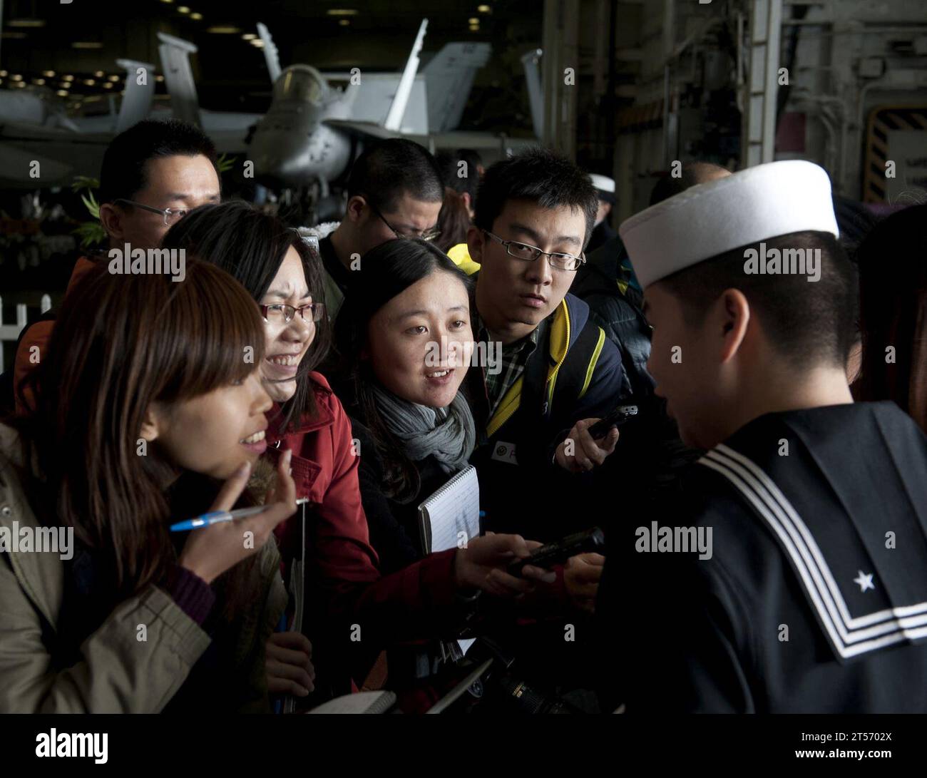 US Navy A Sailor parle aux membres du Hong Kong press.jpg Banque D'Images