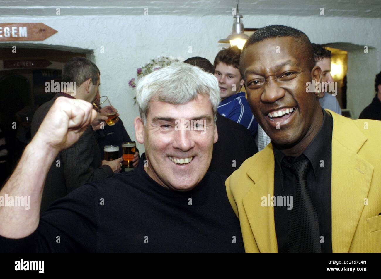 L'équipe de Cardiff City célèbre sa promotion de la deuxième Division à la Belgian Brasserie sur Westgate Street le 25 mai 2003. Photographie : ROB WATKINS. Photo : légendes de la ville David Giles et Dave Bennet Banque D'Images