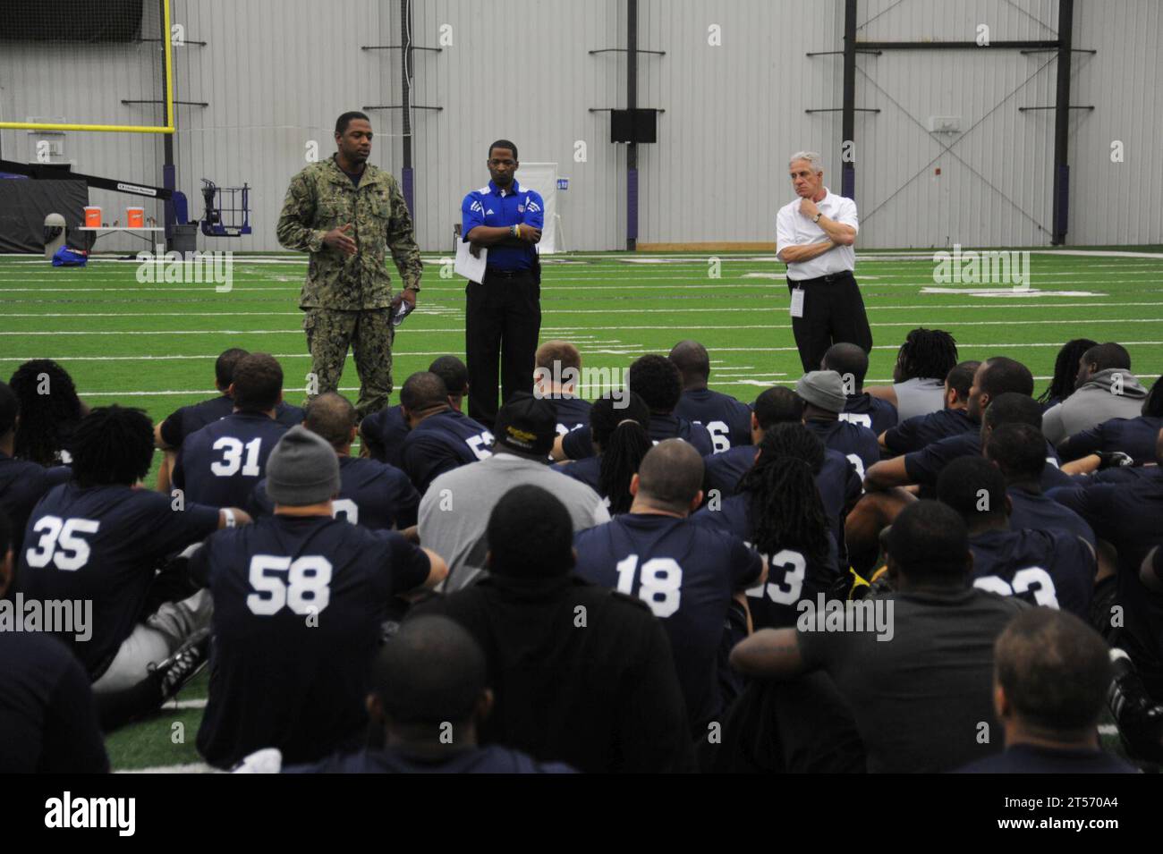 US Navy Une équipe de Scouts DES SEAL et des Combattant-Craft de la marine américaine (SWCC) rencontre des joueurs potentiels de la NFL à the.jpg Banque D'Images US Navy Une équipe de Scouts DES SEAL et des Combattant-Craft de la marine américaine (SWCC) rencontre des joueurs potentiels de la NFL à the.jpg Banque D'Images