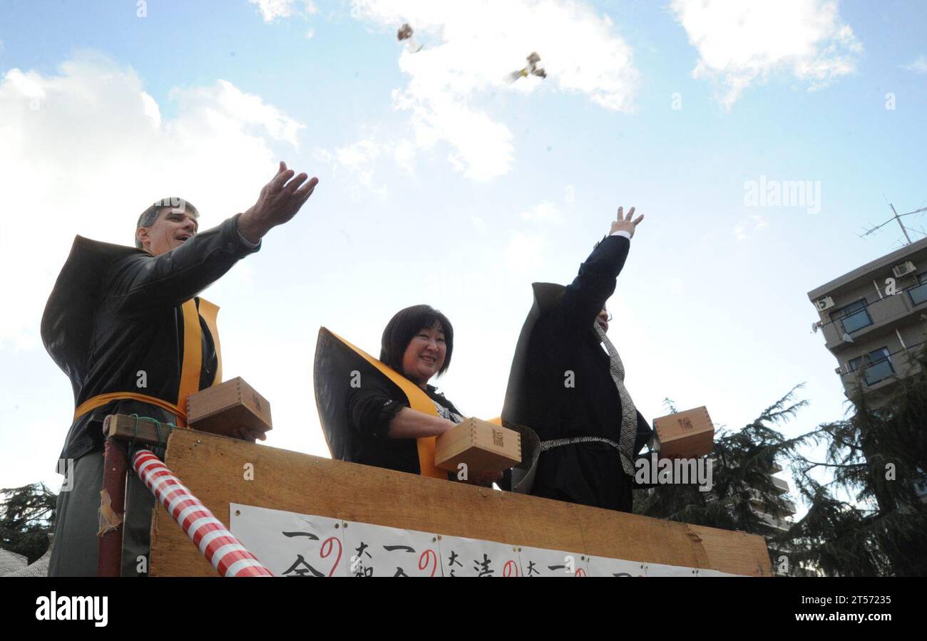 US Navy un officier lance des haricots pour bonne chance dans le cadre du Setsubun Bean Throwing Festival.jpg Banque D'Images