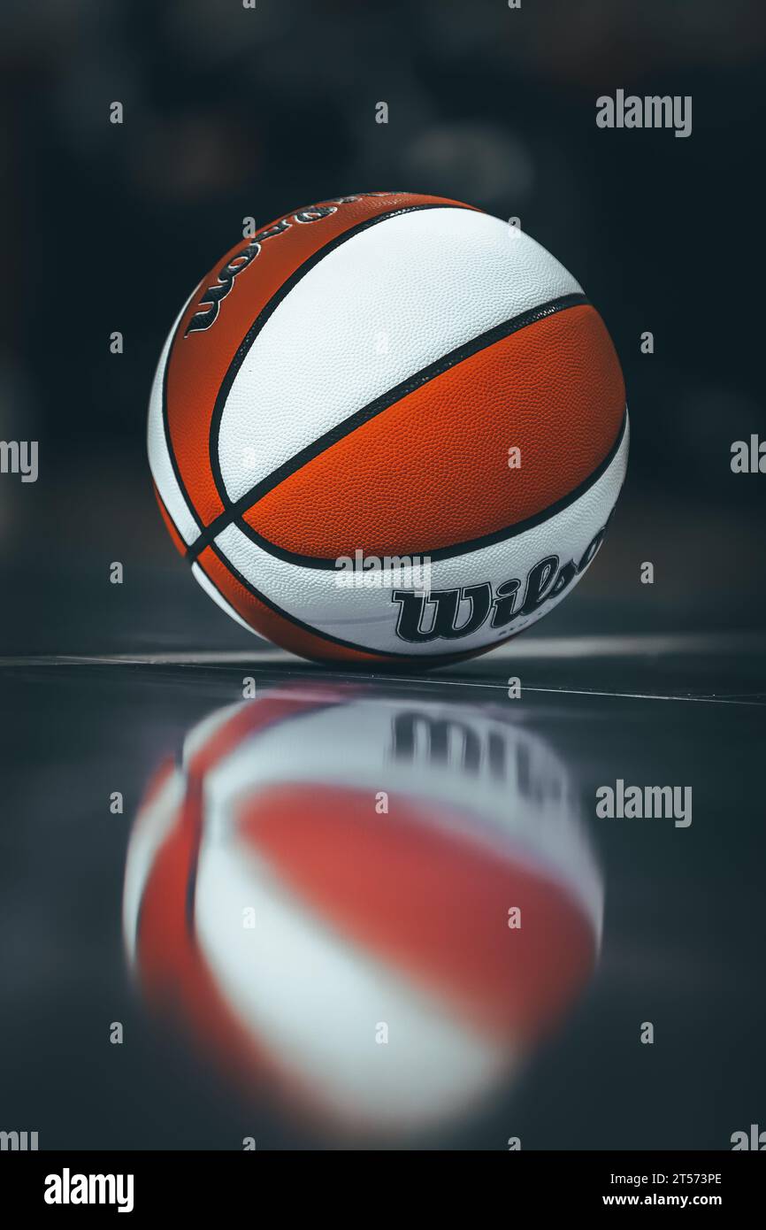 Basketball sur un terrain de basket-ball. Banque D'Images