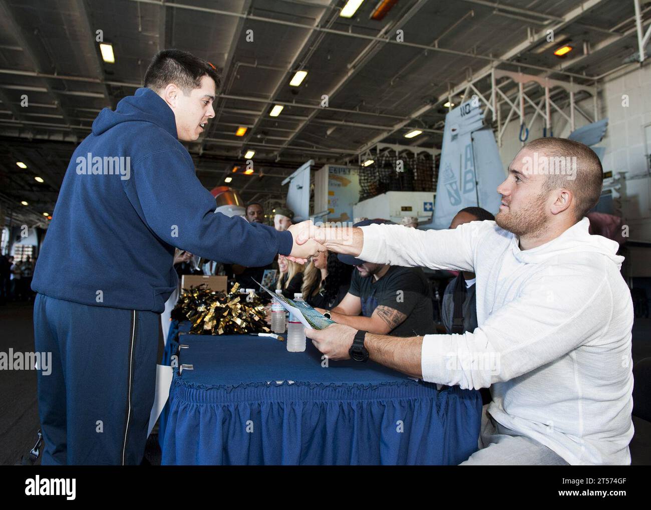 US Navy Jacksonville Jaguars joueurs et cheerleaders signent des autographes pour les marins et les Marines dans la baie du hangar du aircraft.jpg Banque D'Images