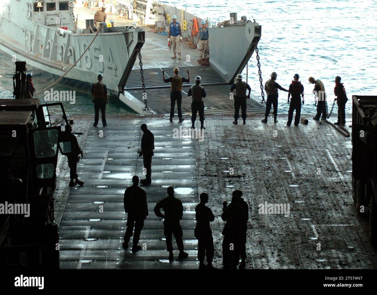 L'US Navy Landing Craft Utility (LCU) 1654, affecté à l'Assault Craft Unit (ACU) 4 est embarqué à bord du navire amphibie USS carter Hall (LSD 50).jpg Banque D'Images