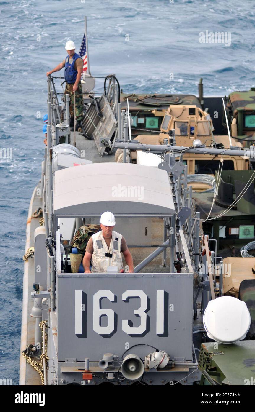 L'US Navy Landing Craft Utility 1631, affecté à l'unité Beachmaster (BMU) 1, se prépare à entrer dans le pont du deploye.jpg avant Banque D'Images